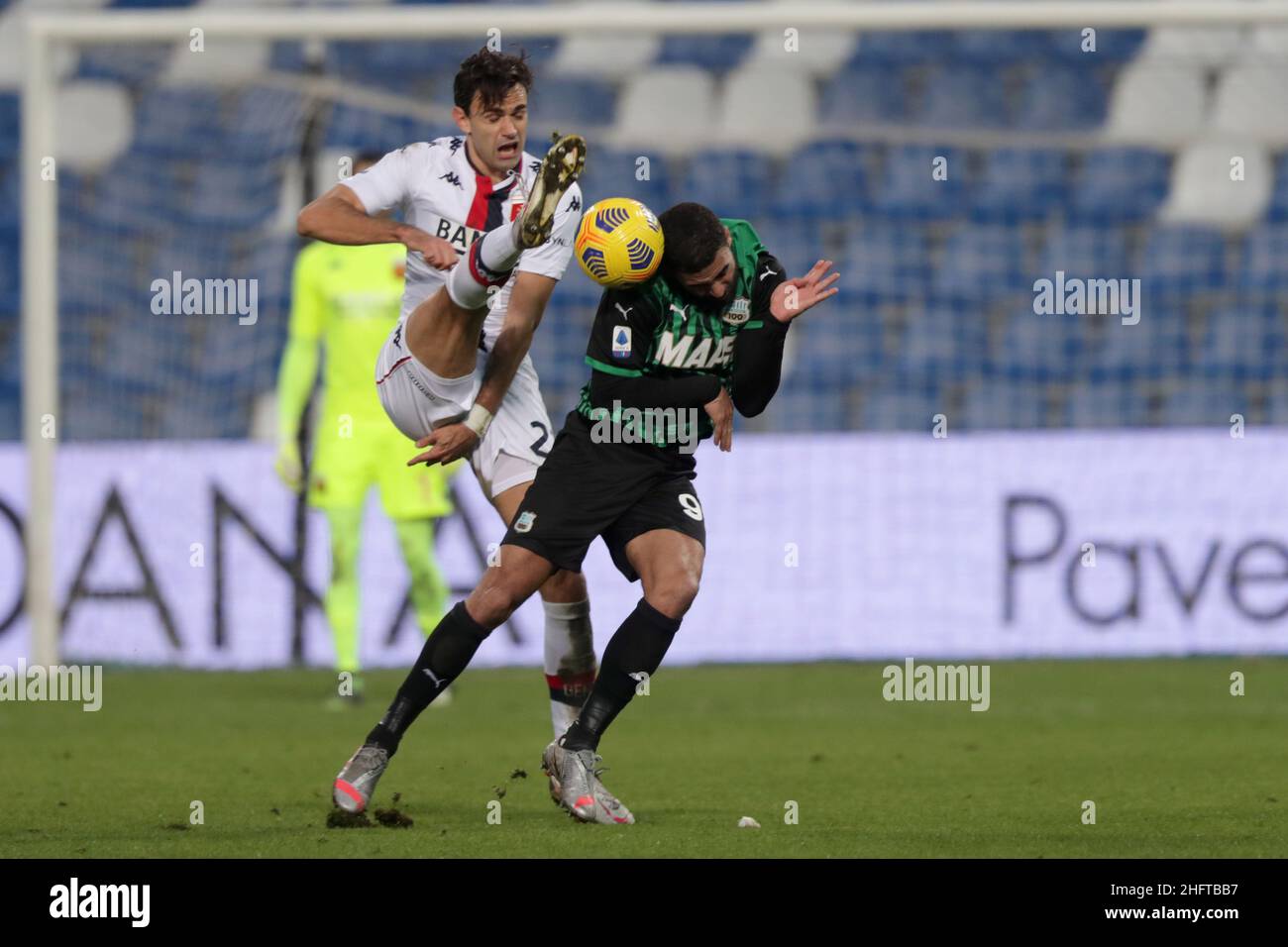 Fabrizio Zani,/LaPresse 6 Gennaio 2021 Reggio Emilia, Italia sport Calcio Sassuolo vs Genova - Campionato Italiano Calcio Serie A TIM 2020/21   Stadio Mapei nella foto: Ivan Radovanovic, Gregoire Defrel Foto Stock