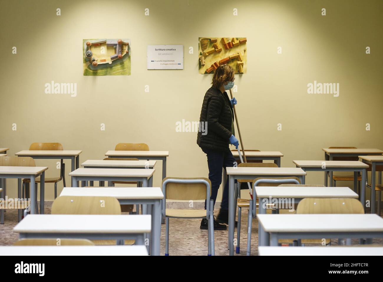 Cecilia Fabiano/LaPresse 07 gennaio 2021 Roma (Italia) Notizie: Scuole superiori in attesa di una riapertura ipotetica lunedì 11 nella Pic : gli operai delle scuole superiori Newton&#x2019;s che preparano la classe Foto Stock