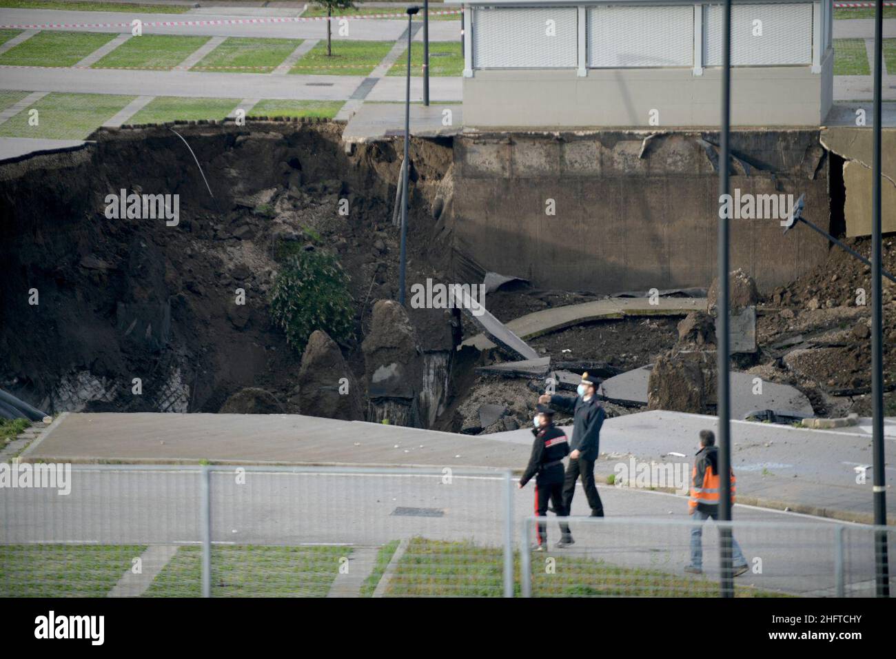 Foto Alessandro Pone/LaPresse 08 gennaio 2021 Napoli, Italia Cronaca Esplosione nella notte nel parcheggio dell'Ospedale del Mare di Ponticelli a Napoli: voragine di 50 metri, evacuato Covid residenzeFoto Alessandro Pone/LaPresse 08 gennaio 2021 Napoli, Italia News esplosione notturna nel parcheggio dell'Ospedale del Mare di Ponticelli, Napoli: Residenza Covid evacuata Foto Stock