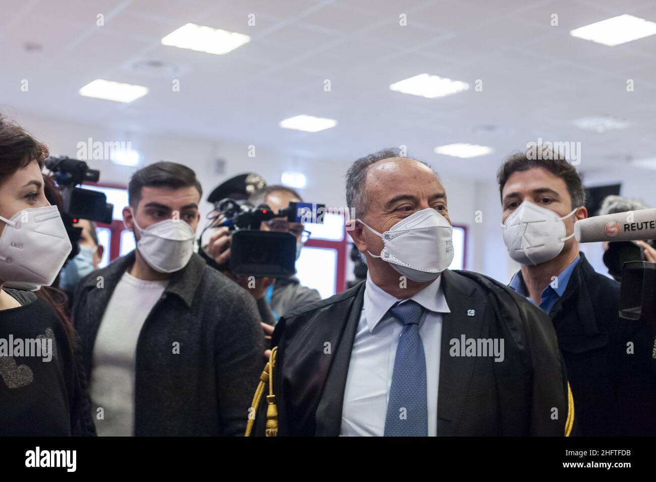 Foto Valeria Ferraro/LaPresse13-01-2020 Lamezia Termecronaca'ndrangheta: al via il processo "Rinascita Scott" nell'aula bunker di Lamezia TermeNella Foto: Nicola Gratteri Valeria Ferraro/LaPresse13-Gennaio -2020 Lamezia Termenews Nicola Gratteri visto parlare con i giornalisti. Sotto la guida del procuratore anti-mafia Nicola Gratteri, il maxi-processo Rinascita-Scott inizia il 13th 2021 gennaio in una nuova sala bunker all'interno dell'area industriale (Area ex Sir) di Lamezia Terme (Calabria). Con 355 imputati accusati di mafia associata alla criminalità organizzata calabrese (&#x2018;NDR Foto Stock