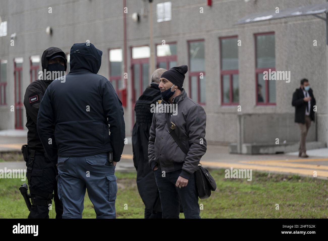 Foto Valeria Ferraro/LaPresse13-01-2020 Lamezia Termecronaca'ndrangheta: al via il processo "Rinascita Scott" nell'aula bunker di Lamezia TermeNella Foto: sicurezza Valeria Ferraro/LaPresse13-Gennaio -2020 Lamezia Termenews gli uomini di sicurezza visti fuori dalla sala bunker. Sotto la guida del procuratore anti-mafia Nicola Gratteri, il maxi-processo Rinascita-Scott inizia il 13th 2021 gennaio in una nuova sala bunker all'interno dell'area industriale (Area ex Sir) di Lamezia Terme (Calabria). Con 355 imputati accusati di mafia associazione con la criminalità organizzata calabrese (&#x2018;Ndrangheta), il Foto Stock