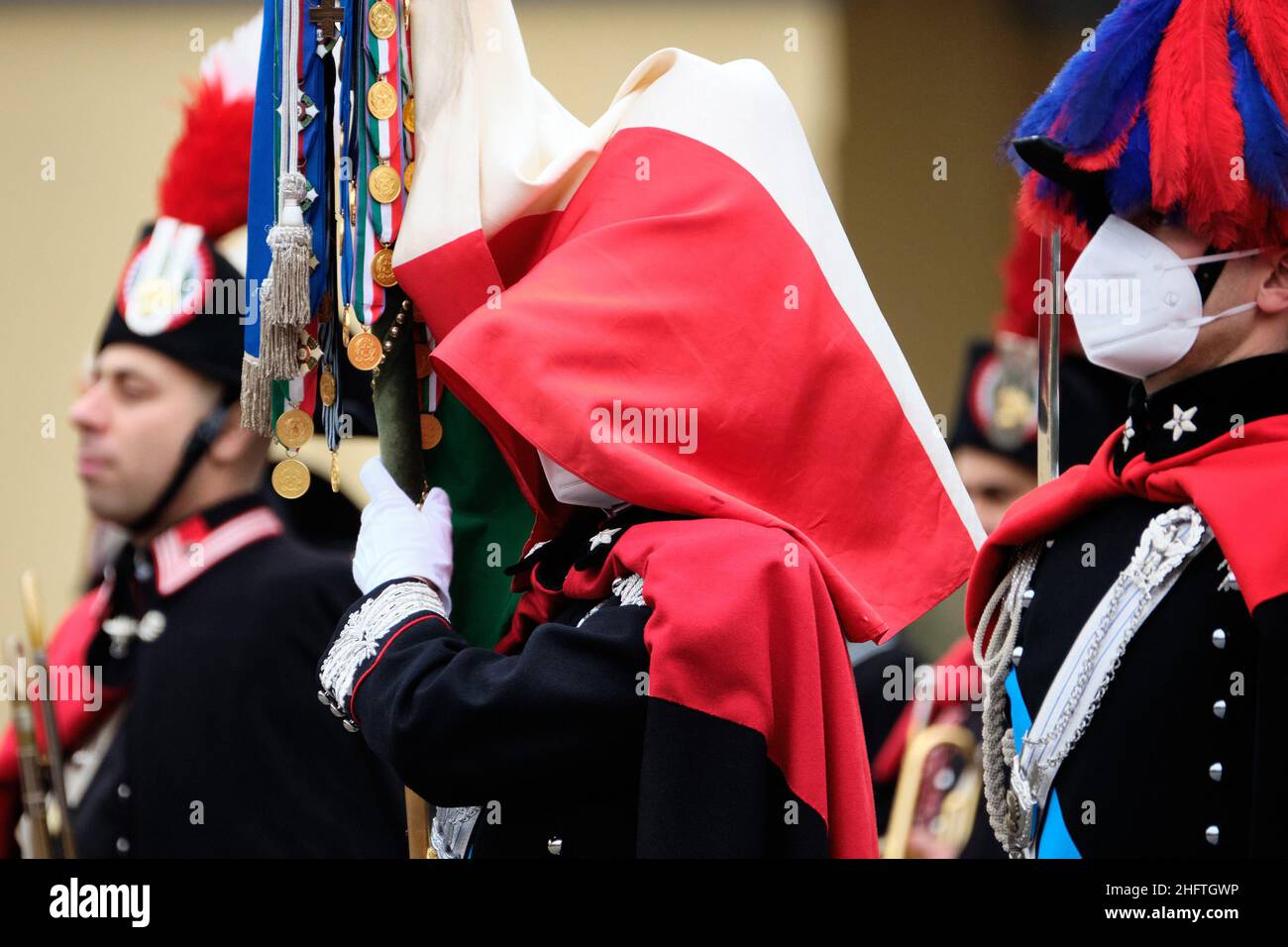 Mauro Scrobogna /LaPresse 15 gennaio 2021  Roma, Italia News Carabinieri - Comandante Installazione generale nella foto: Un piccolo e curioso incidente con la bandiera di guerra dell'arma Foto Stock