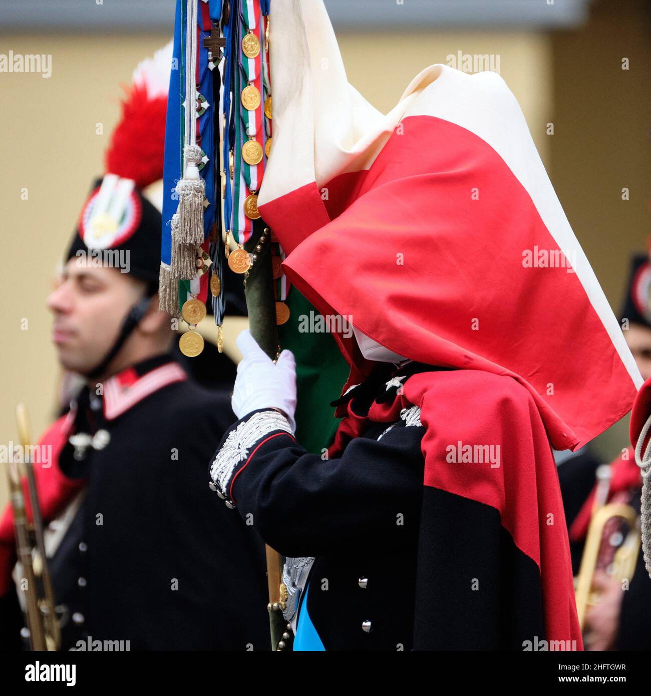 Mauro Scrobogna /LaPresse 15 gennaio 2021  Roma, Italia News Carabinieri - Comandante Installazione generale nella foto: Un piccolo e curioso incidente con la bandiera di guerra dell'arma Foto Stock