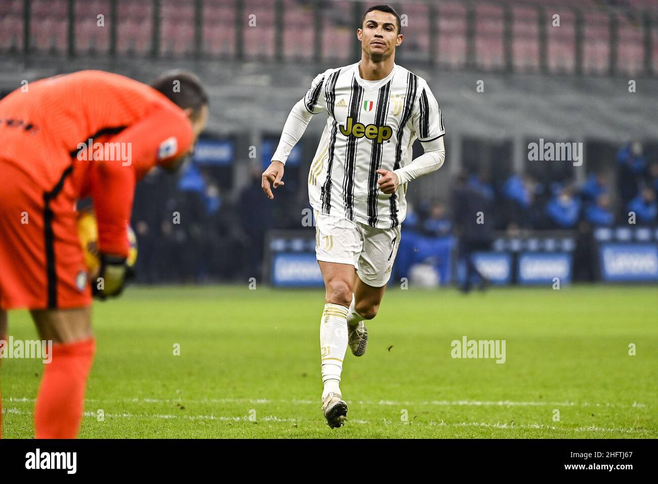 Marco Alpozzi/LaPresse 17 gennaio 2021 Milano, Italia sport soccer Inter Vs Juventus - Campionato Italiano Calcio League A TIM 2020/2021 - Stadio Giuseppe Meazza nella foto: Samir Handanovic (FC Internazionale Milano); Cristiano Ronaldo (Juventus F.C.); Foto Stock