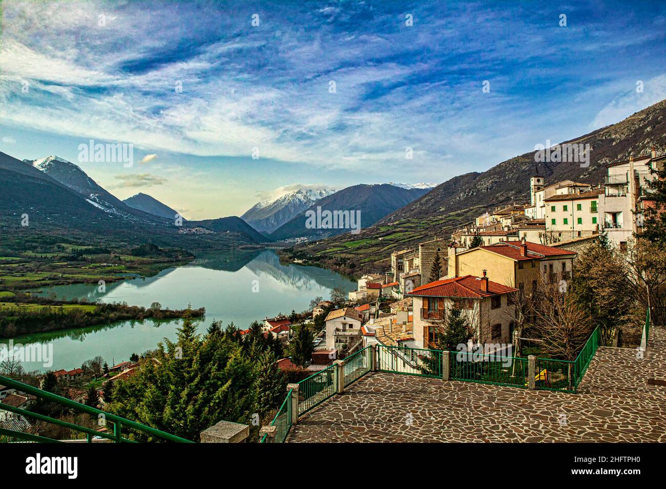 Vista sul lago di Barrea e sulle montagne del Parco Nazionale d'Abruzzo, Lazio e Molise dall'antico borgo di Barrea. Abruzzo Foto Stock