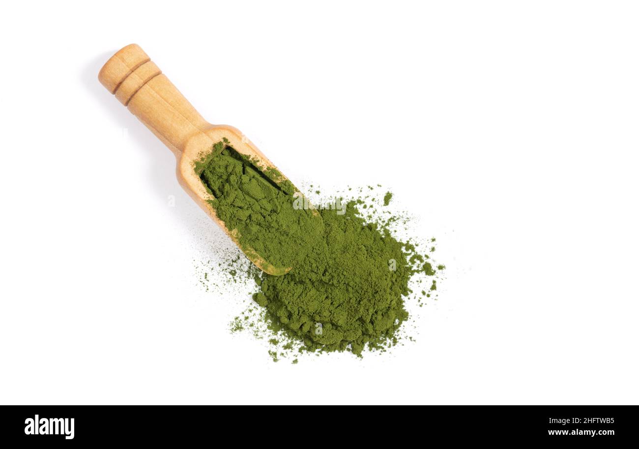 Polvere verde di clorella in un cucchiaio di legno isolato su sfondo bianco. Superfood. Spirulina polvere o orzo. Vista dall'alto. Foto Stock