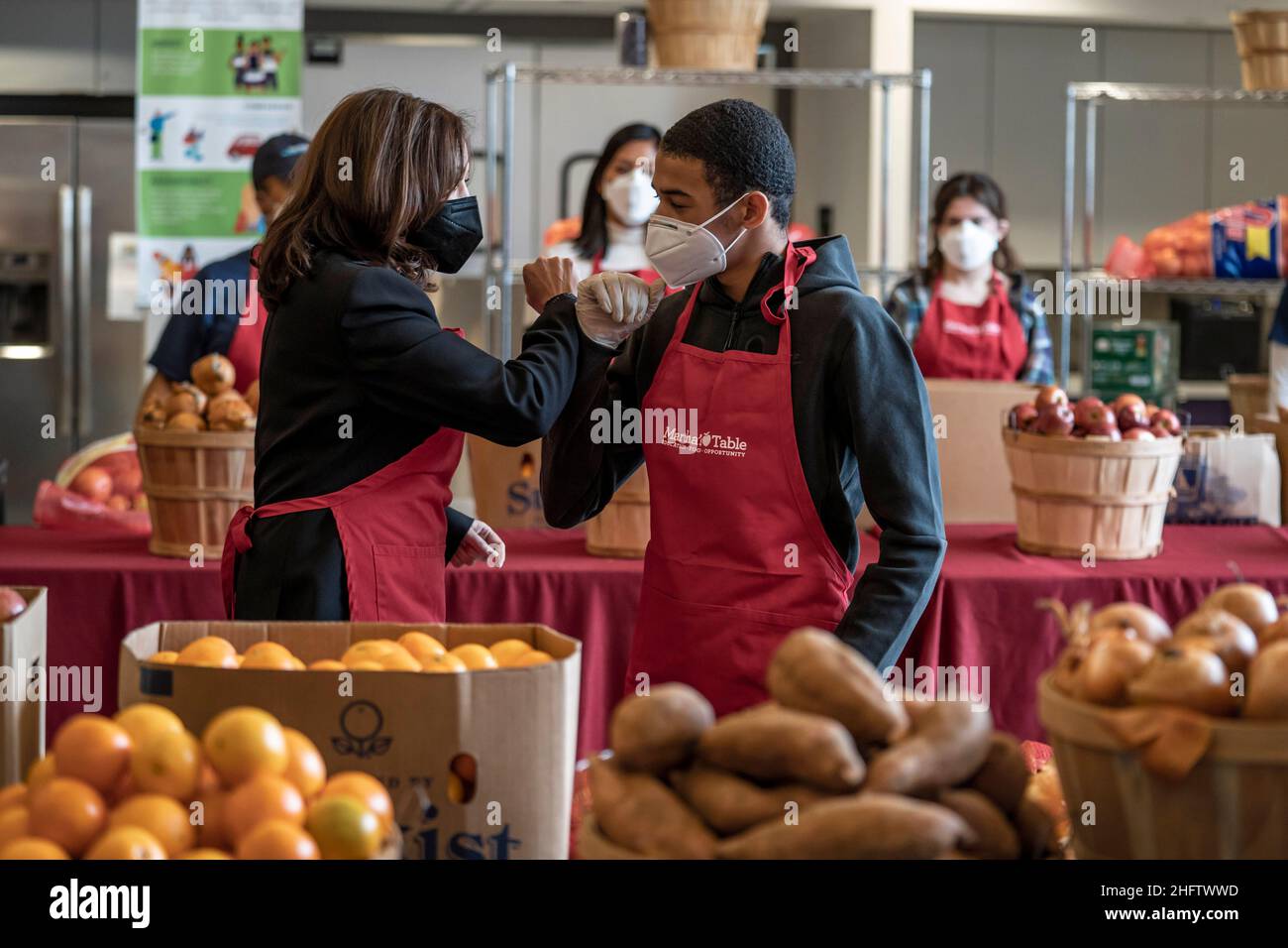 Il Vice Presidente degli Stati Uniti Kamala Harris gomito dossi con il volontario Brian Williams, 15, come lei partecipa ad un evento di servizio della comunità a Marthas Kitchen a Washington, DC lunedì, 17 gennaio 2022. Credito: Ken Cedeno/piscina via CNP Foto Stock