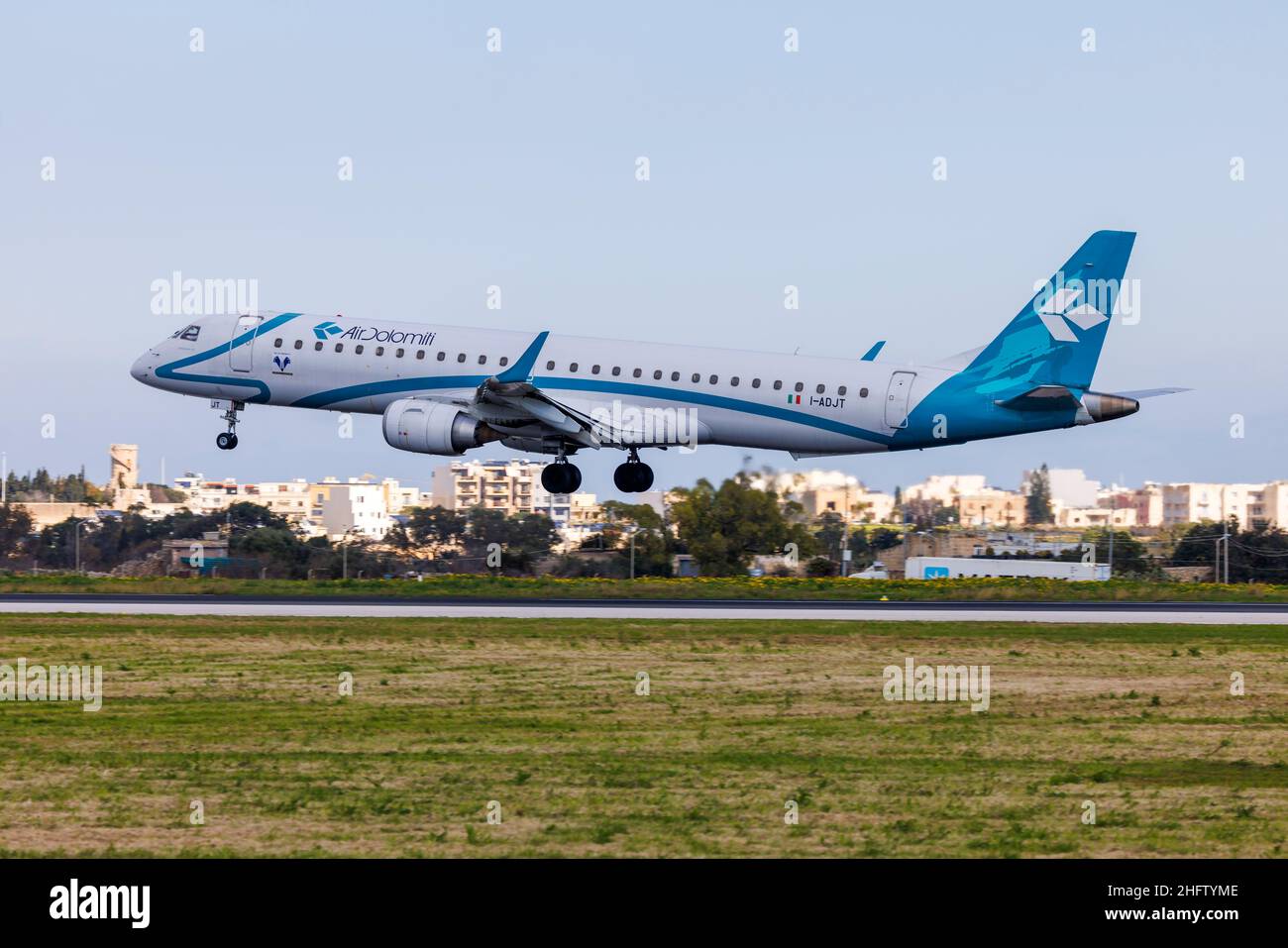Air Dolomiti Embraer 195LR (ERJ-190-200LR) (REG: I-ADJT) che opera un volo Lufthansa da Monaco. Foto Stock