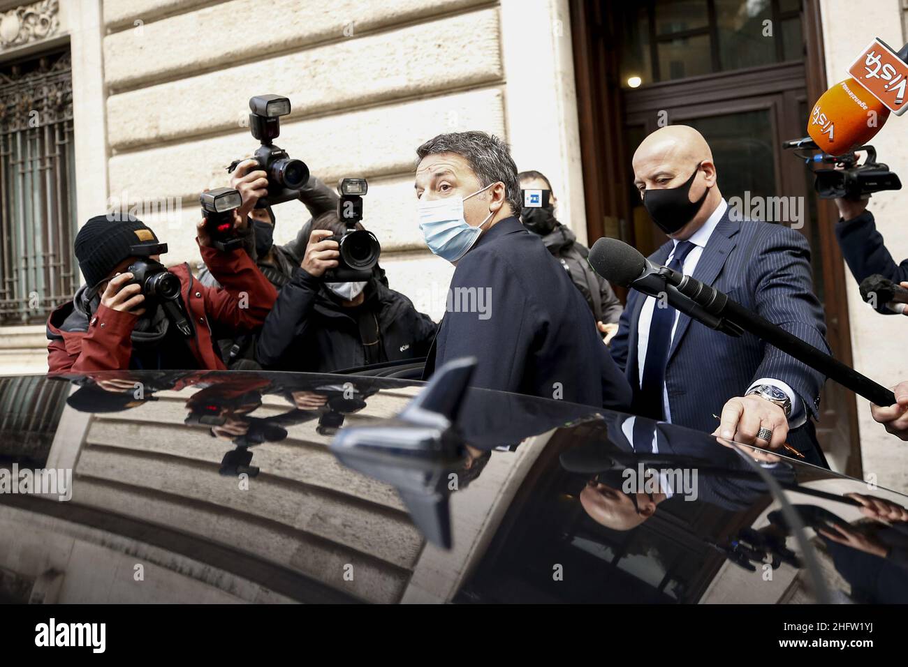 Foto Cecilia Fabiano/ LaPresse 09 febbraio 2021 Roma (Italia)Politica secondo giro di consulenze per la formazione del governo nella foto : Matteo Renzi in Via della Missione davanti Palazzo MontecitorioPhoto Cecilia Fabiano/LaPresseFebbraio 09 , 2021 Roma (Italia) Politicssecondo giorno di consultazione governativa in Matteo Renzi Foto Stock