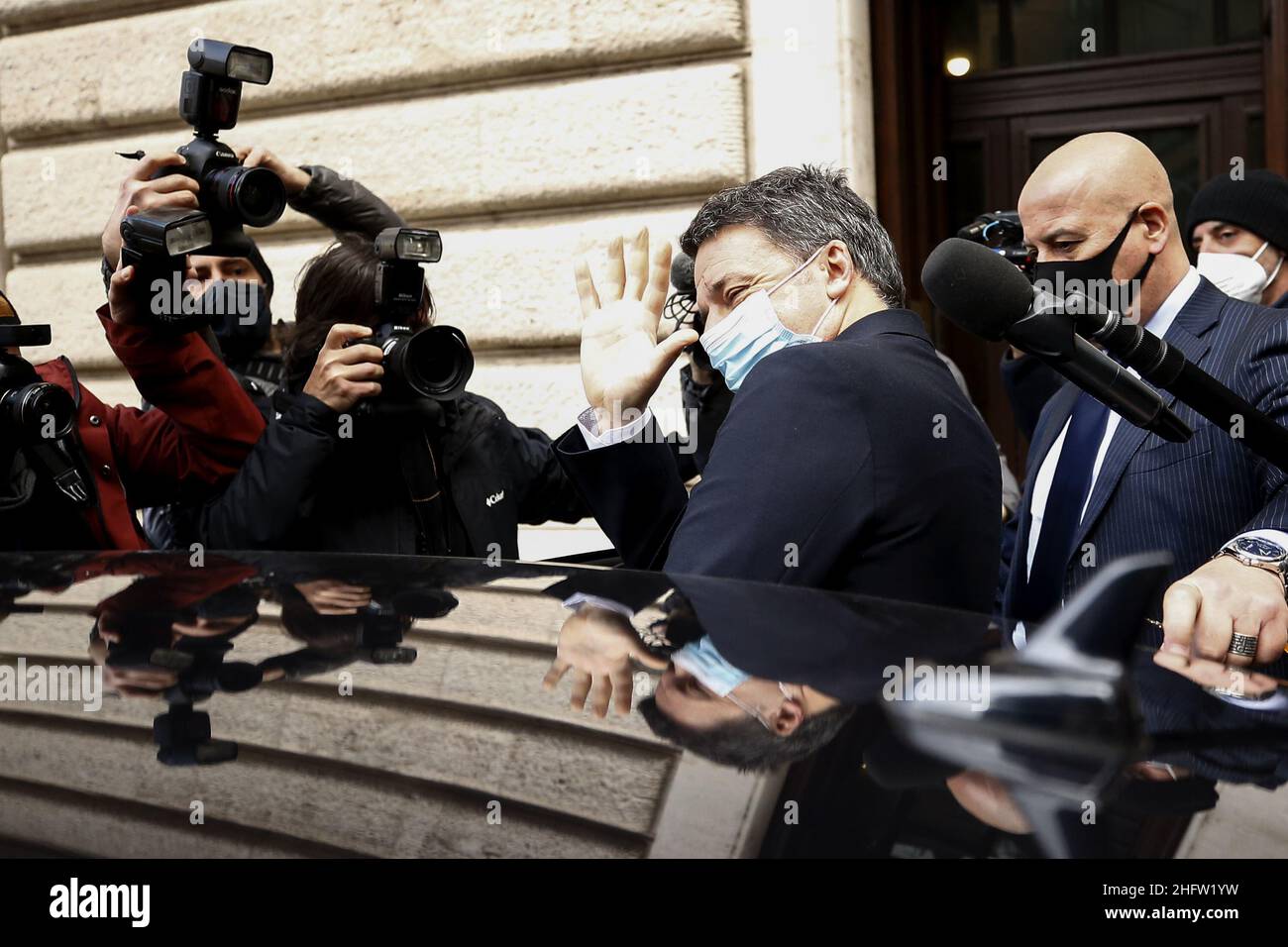 Foto Cecilia Fabiano/ LaPresse 09 febbraio 2021 Roma (Italia)Politica secondo giro di consulenze per la formazione del governo nella foto : Matteo Renzi in Via della Missione davanti Palazzo MontecitorioPhoto Cecilia Fabiano/LaPresseFebbraio 09 , 2021 Roma (Italia) Politicssecondo giorno di consultazione governativa in Matteo Renzi Foto Stock