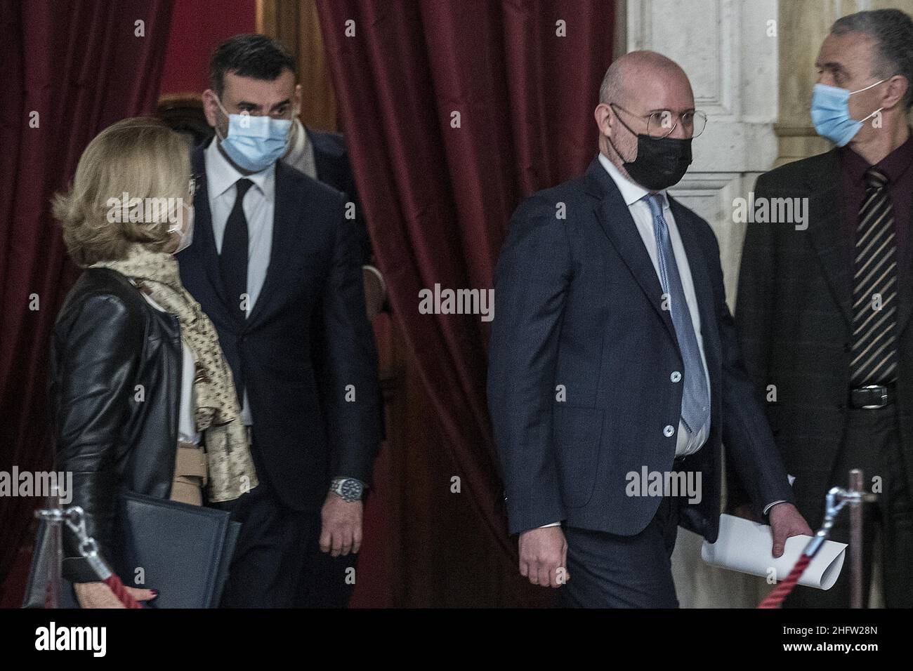 Foto Roberto Monaldo / LaPresse 10-02-2021 Roma Politica Camera dei deputati - Consultazioni del presidente del Consiglio incaricato Mario Draghi nella foto Antonio De Caro, Stefano Bonaccini 10-02-2021 Roma (Italia) Camera dei deputati - consultazioni del primo Ministro designano Mario Draghi nella foto Antonio De Caro, Stefano Bonaccini Foto Stock