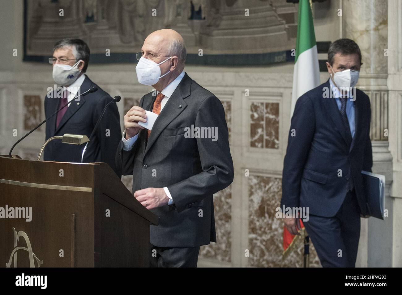 Foto Roberto Monaldo / LaPresse 10-02-2021 Roma Politica Camera dei deputati - Consultazioni del presidente del Consiglio incaricato Mario Draghi nella foto Giovanni Sabatini, Stefano Patuanelli , Gianfranco Torriero,(Abi) 10-02-2021 Roma Camera dei deputati - consultazioni del primo Ministro designato Mario Draghi nel Giovanni Sabatini, Stefano Patuanelli , Gianfranco Torriero, Foto Stock