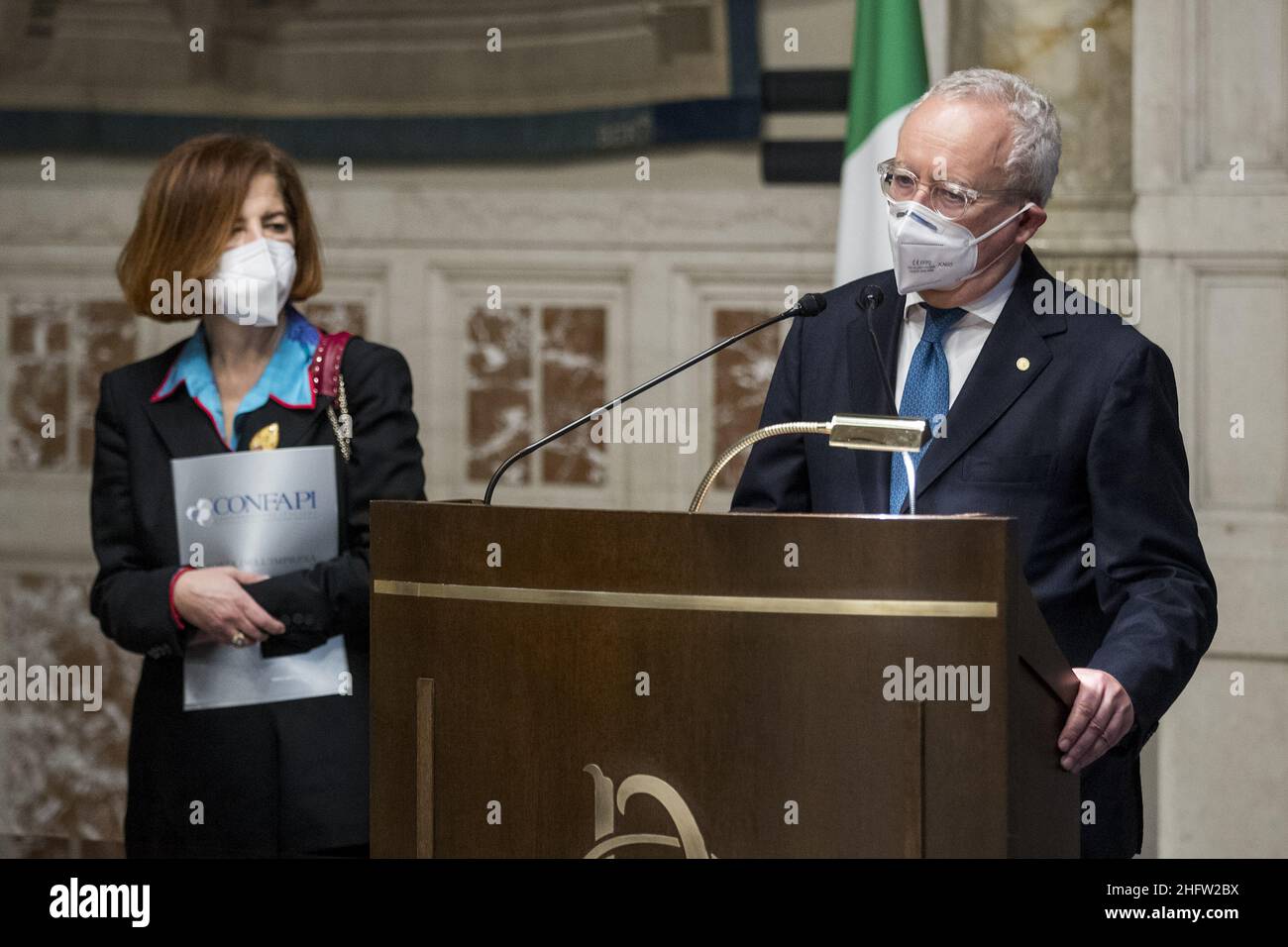 Foto Roberto Monaldo / LaPresse 10-02-2021 Roma Politica Camera dei deputati - Consultazioni del presidente del Consiglio incaricato Mario Draghi nella foto Annalisa Guidotti, Maurizio Casasco (Confapi) 10-02-2021 Roma Camera dei deputati - consultazioni del primo Ministro designato Mario Draghi nella foto Annalisa Guidotti, Maurizio Casasco, Guidasco Foto Stock