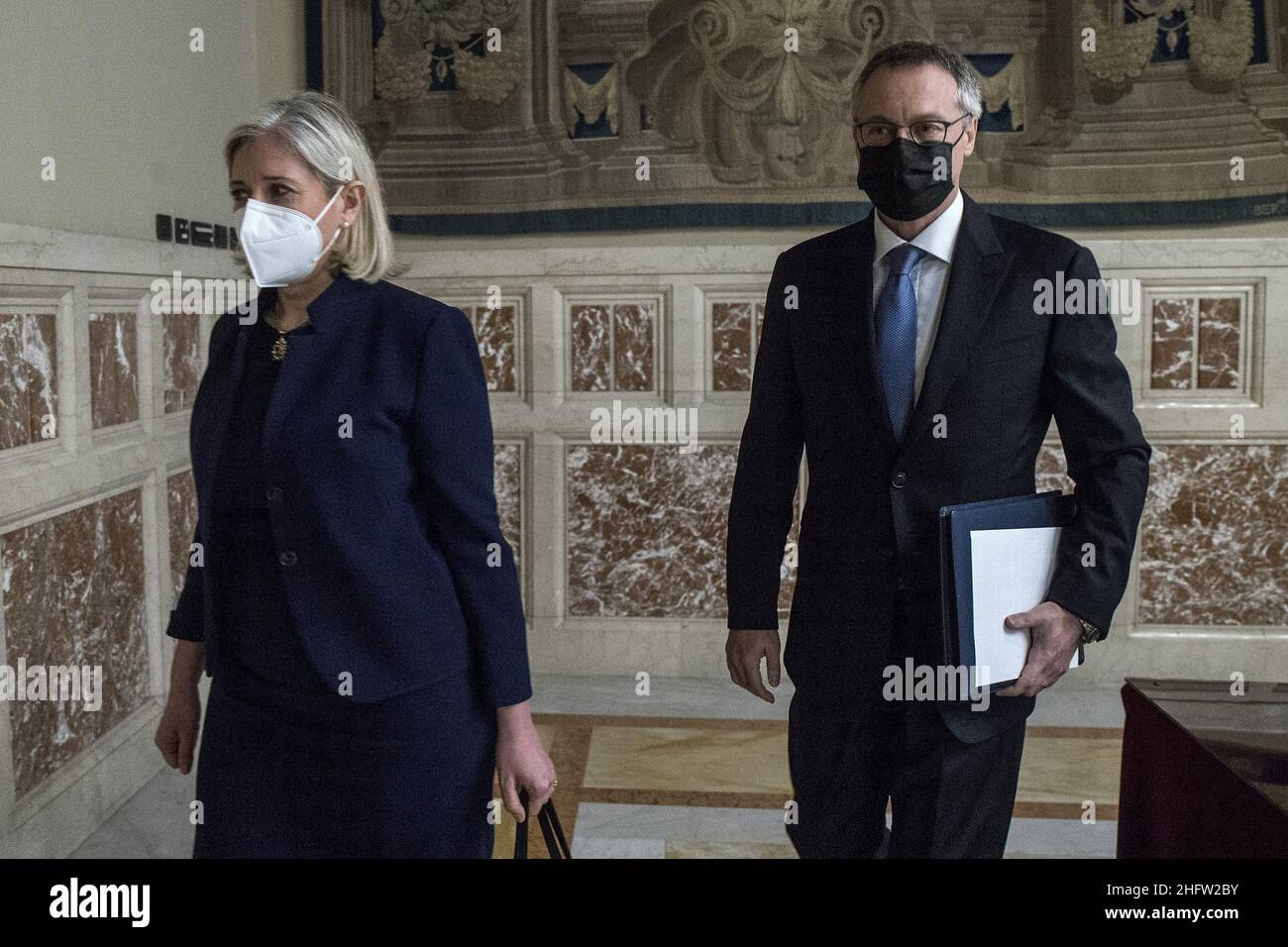 Foto Roberto Monaldo / LaPresse 10-02-2021 Roma Politica Camera dei deputati - Consultazioni del presidente del Consiglio incaricato Mario Draghi nella foto Francesca Mariotti, Carlo Bonomi (Confindustria) 10-02-2021 Roma (Italia) Camera dei deputati - consultazioni del primo Ministro designato Mario Draghi nella foto Francesca Francesotti, Carlo Bonomi Foto Stock