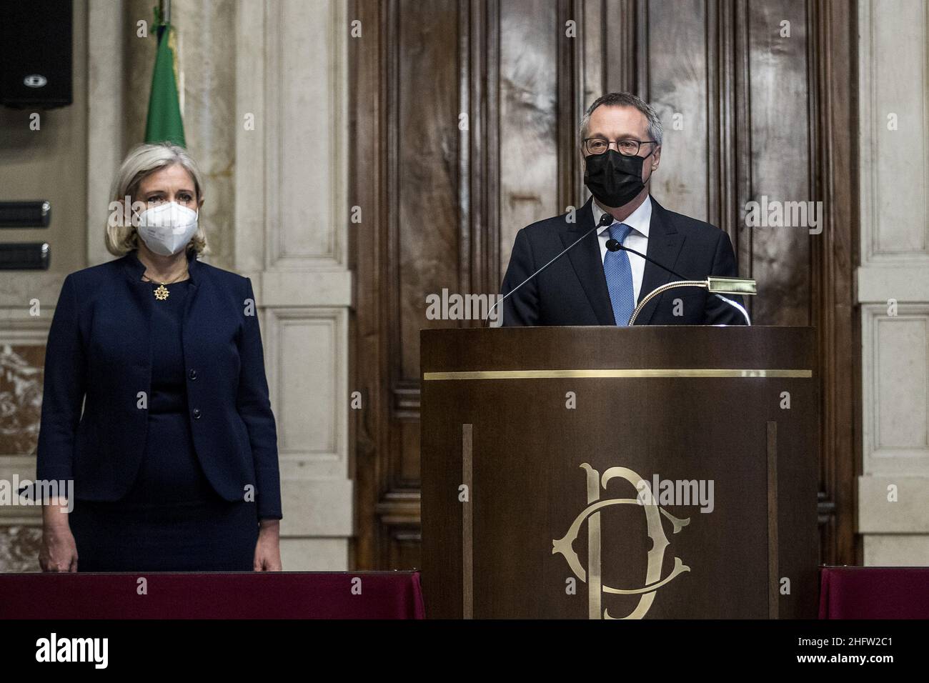 Foto Roberto Monaldo / LaPresse 10-02-2021 Roma Politica Camera dei deputati - Consultazioni del presidente del Consiglio incaricato Mario Draghi nella foto Francesca Mariotti, Carlo Bonomi (Confindustria) 10-02-2021 Roma (Italia) Camera dei deputati - consultazioni del primo Ministro designato Mario Draghi nella foto Francesca Francesotti, Carlo Bonomi Foto Stock