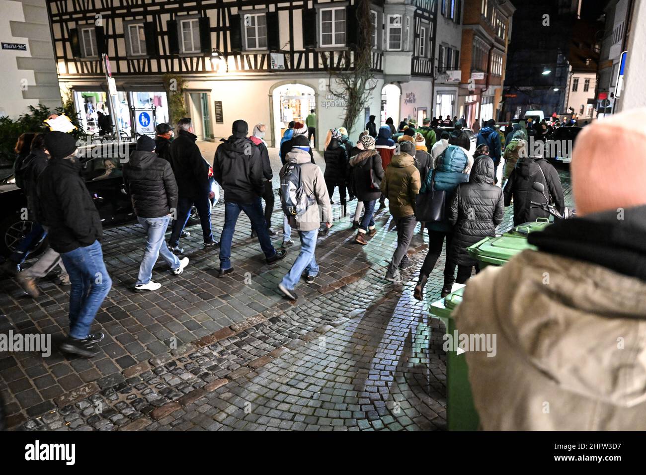 Ravensburg, Germania. 17th Jan 2022. I critici della politica di Corona camminano attraverso il centro di Ravensburg. La polizia assume circa 1500 manifestanti. Credit: Felix Kästle/dpa/Alamy Live News Foto Stock