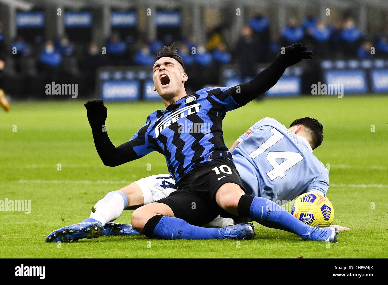 Marco Alpozzi/LaPresse 14 febbraio 2021 Milano, Italia sport soccer Inter Vs Lazio - Campionato Italiano Calcio League A TIM 2020/2021 - Stadio Giuseppe Meazza nella foto: Wesley Hoed (S.S. Lazio);Lautaro Martinez (FC Internazionale Milano); Foto Stock