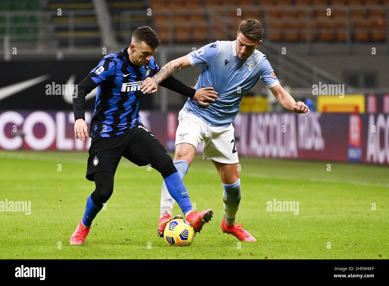 Marco Alpozzi/LaPresse 14 febbraio 2021 Milano, Italia sport soccer Inter Vs Lazio - Campionato Italiano Calcio League A TIM 2020/2021 - Stadio Giuseppe Meazza nella foto: Ivan Perisic (FC Internazionale Milano); Sergej Milinkovic-Savic (S.S. Lazio); Foto Stock