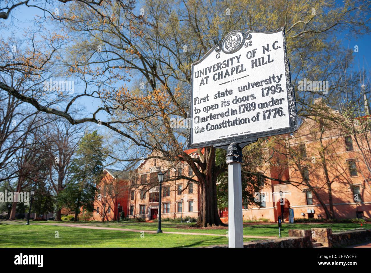 CHAPEL HILL, CAROLINA DEL NORD - 28 APRILE 2015: Campus di Chapel Hill e cartello. Foto Stock