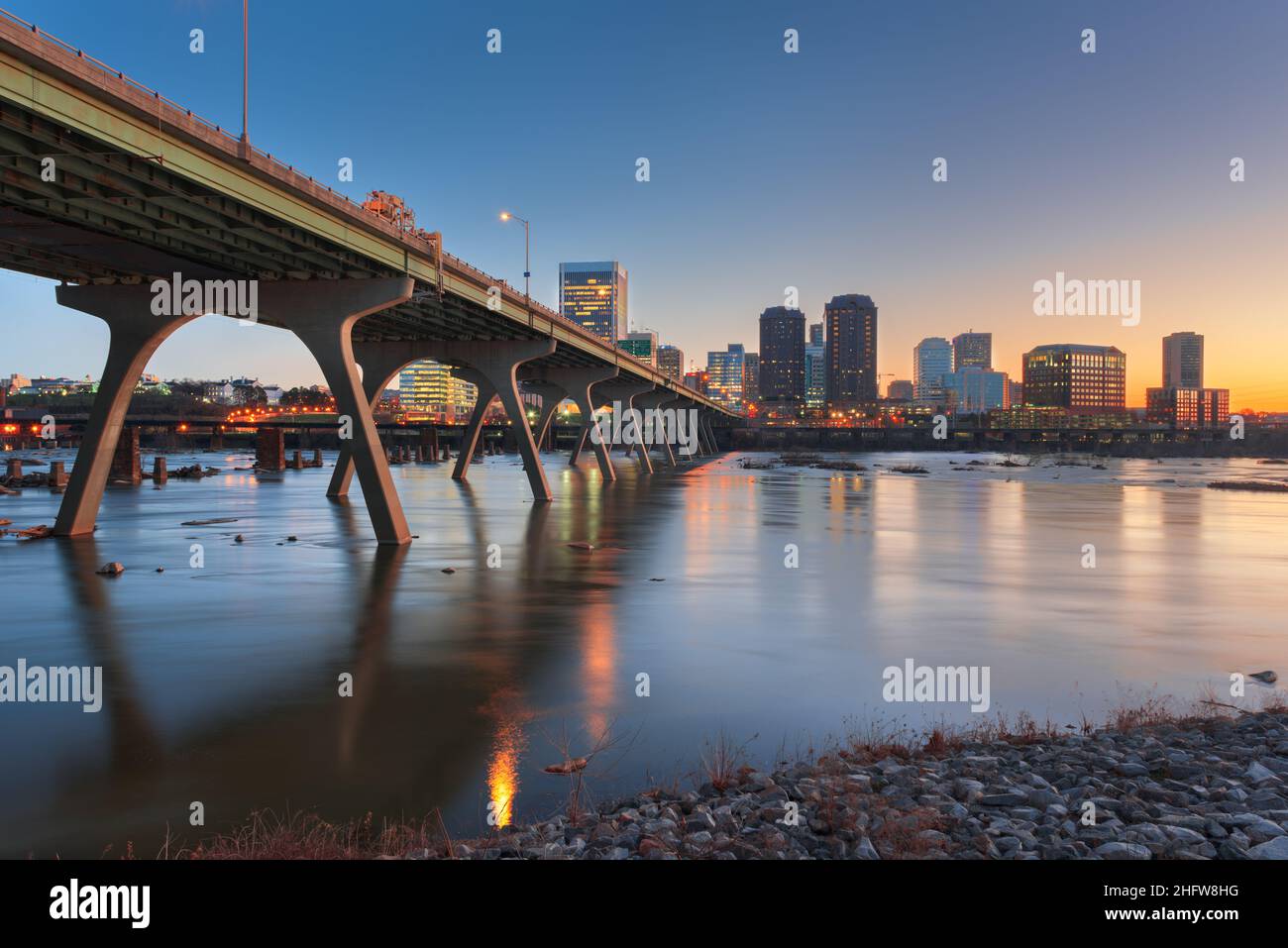 Richmond, Virginia, Stati Uniti d'America skyline del centro sul fiume James al crepuscolo. Foto Stock