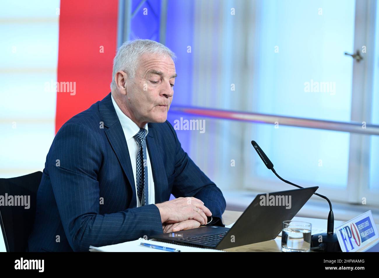 Vienna, Austria. 17th. Gennaio 2022. Conferenza stampa del FPÖ con il Dr. Michael Geistlinger. Argomento: "Dall'audizione di esperti alla vaccinazione obbligatoria!" Foto Stock