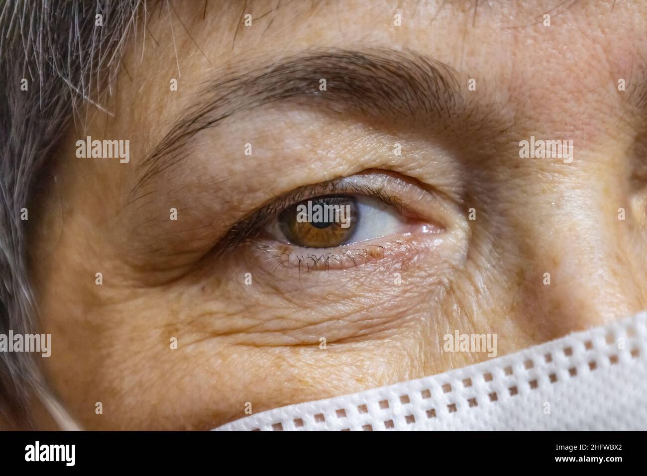 Macro fotografia della pupilla di un occhio di vecchia donna Foto Stock