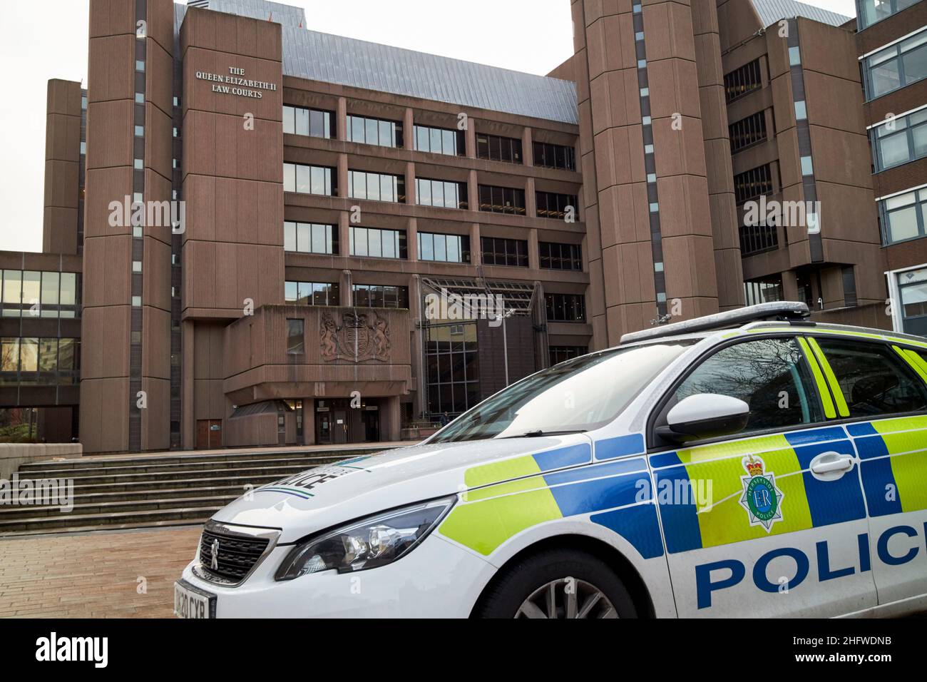 merseyside polizia pattuglia auto fuori dalla regina elizabeth II legge tribunali corona corte Liverpool Inghilterra Regno Unito Foto Stock