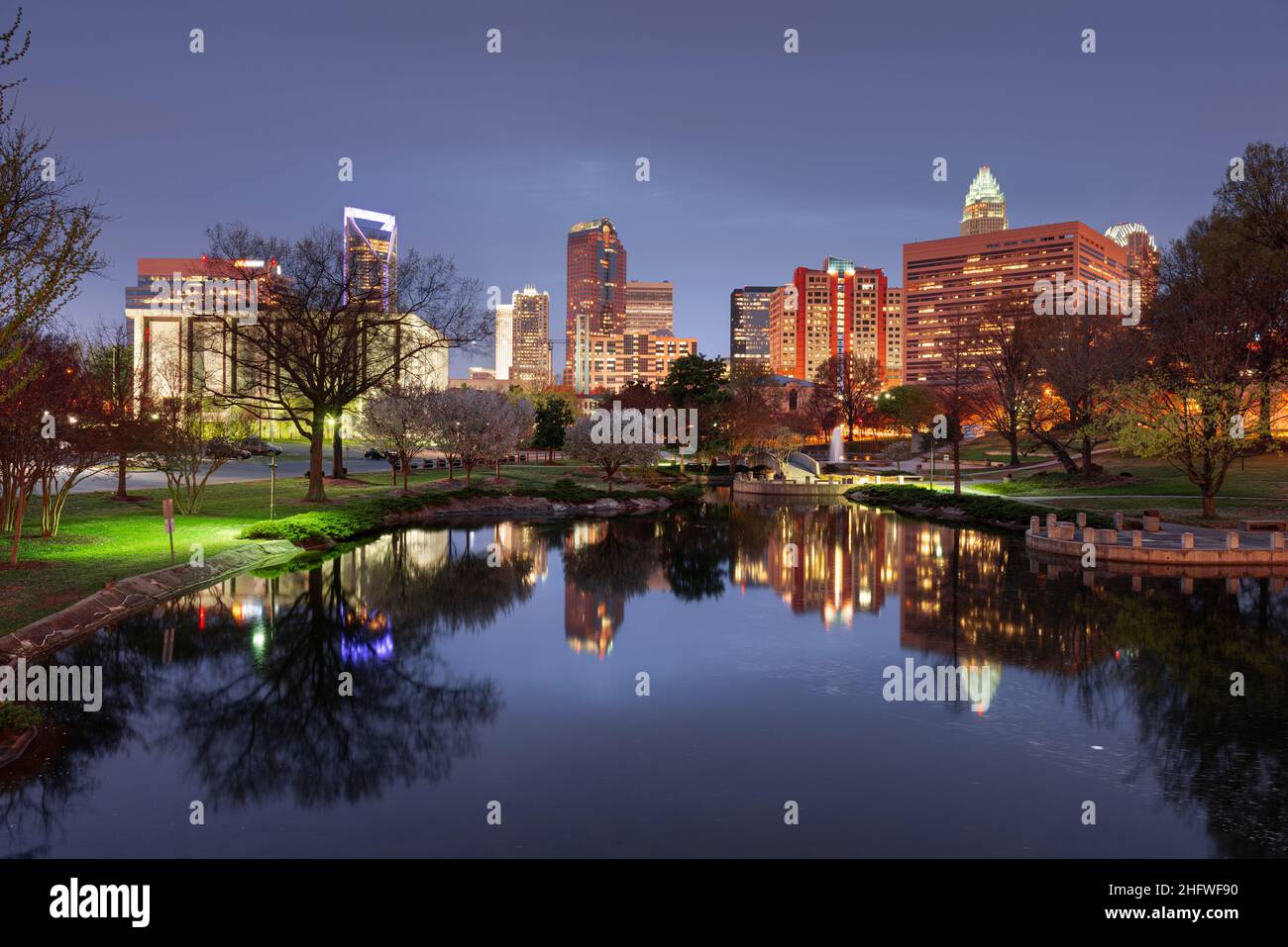 Charlotte, North Carolina, USA Uptown skyline al Marshall Park di notte. Foto Stock