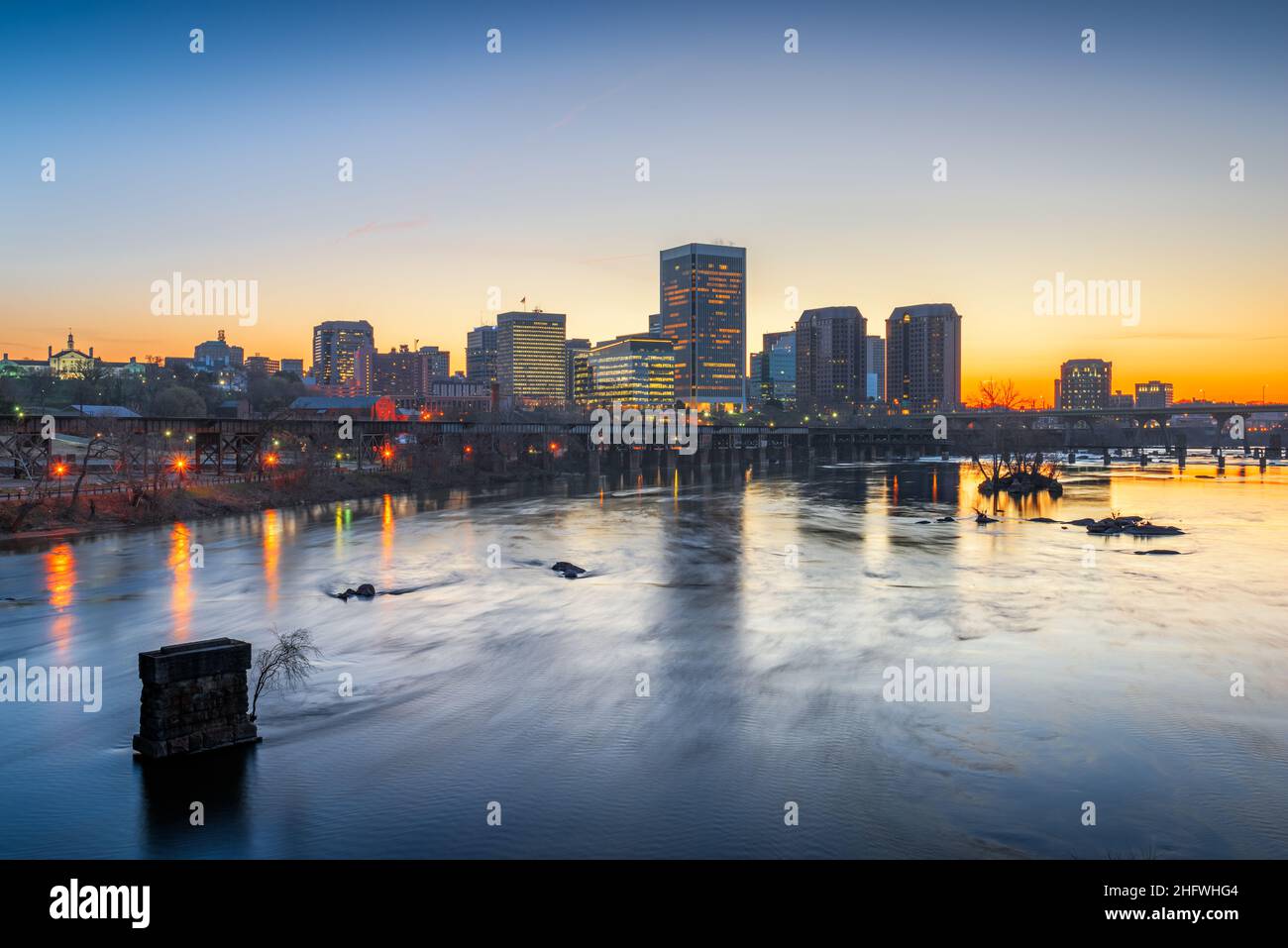 Richmond, Virginia, Stati Uniti d'America skyline del centro sul fiume James al crepuscolo. Foto Stock