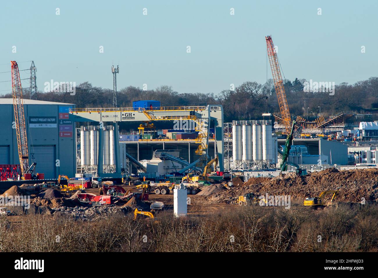 West Hyde, Hertfordshire, Regno Unito. 17th Gennaio 2022. Il HS2 South Portal Compound dove inizia l'ingresso ai tunnel Chiltern. Le macchine per la perforazione del tunnel (TBM) di nome Florence e Cecilia stanno continuando a scavare due tunnel di dieci miglia sotto i Chilterns. Il collegamento ferroviario ad alta velocità da Londra a Birmingham sta avendo un impatto diabolante sulla campagna poiché il HS2 continua a cadere in antichi boschi e distruggere habitat naturali. Credit: Maureen McLean/Alamy Foto Stock