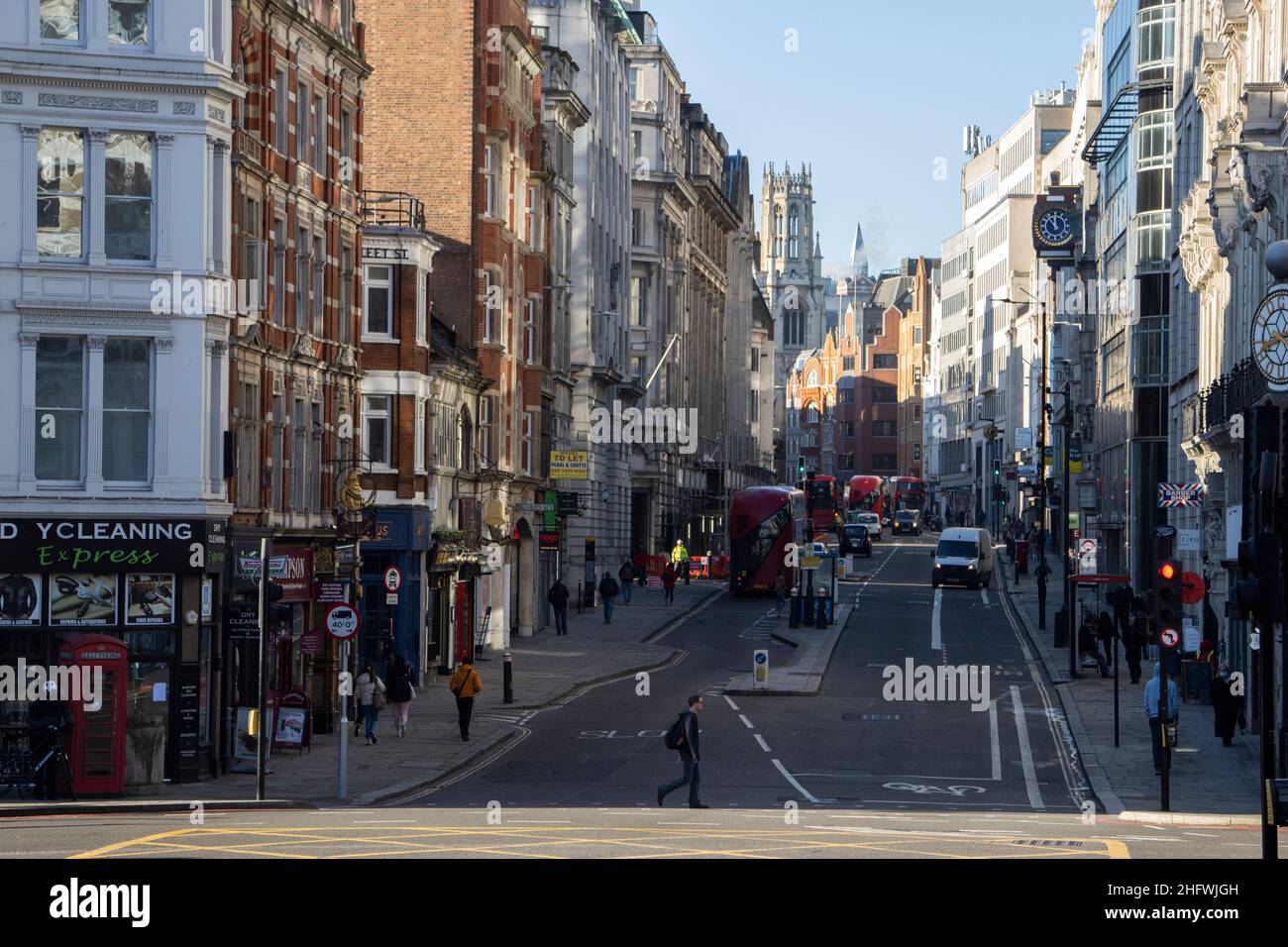 Londra commette in una fresca mattinata invernale entrando nella città di Londra mentre le albe e i lavoratori tornano ai loro uffici il 2022 gennaio Foto Stock