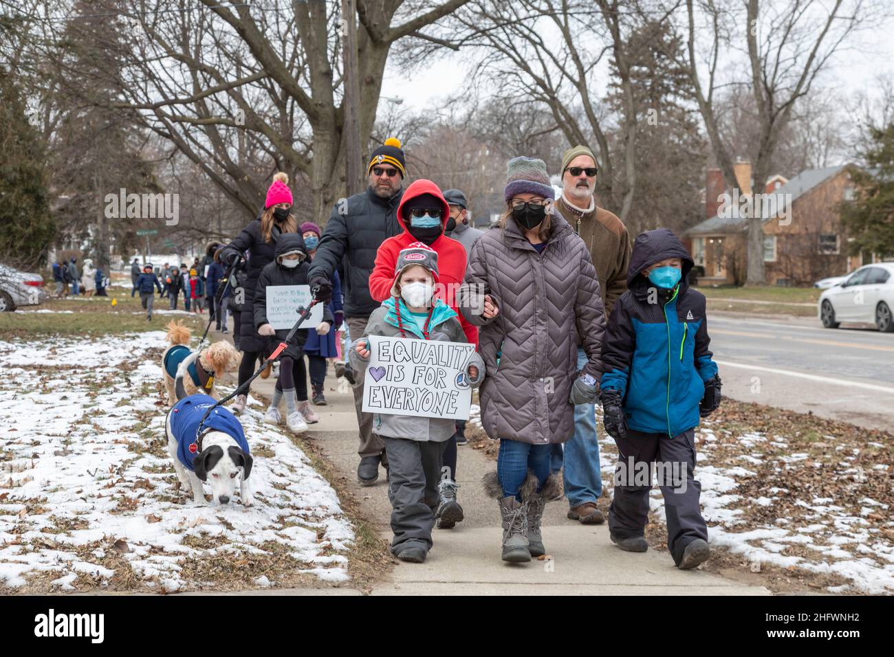 Royal Oak, Michigan, Stati Uniti. 17th Jan 2022. Centinaia di genitori e bambini si sono Uniti ad una marcia per commemorare Martin Luther King Jr Day. L'evento è stato un progetto dei distretti scolastici di Royal Oak e Berkley, due sobborghi principalmente bianchi di Detroit. Credit: Jim West/Alamy Live News Foto Stock