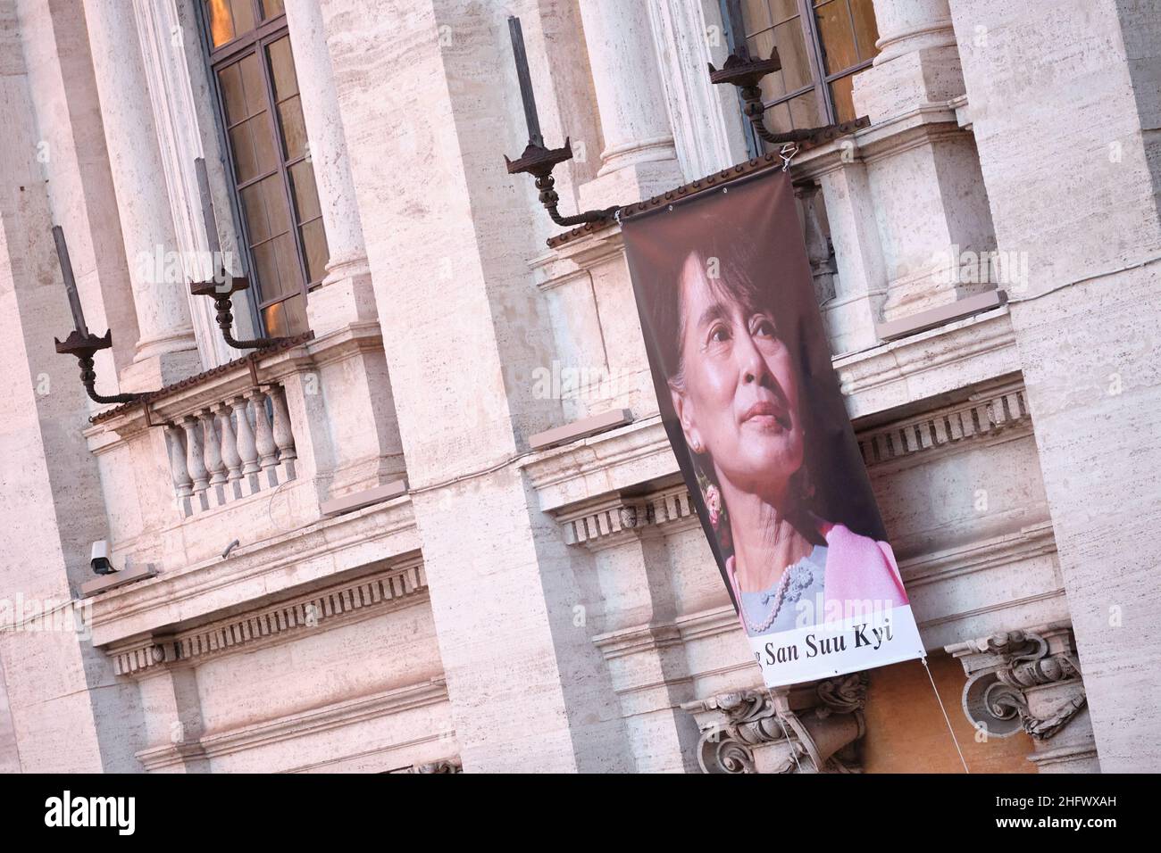 Mauro Scrobogna /LaPresse 16 marzo 2021 Roma, Italia News Capitol - solidarietà con il Myanmar nella foto: Aung San Suu Kyi è esposto in Piazza del Campidoglio come segno di solidarietà il leader del Myanmar arrestato dopo il colpo di Stato militare Foto Stock
