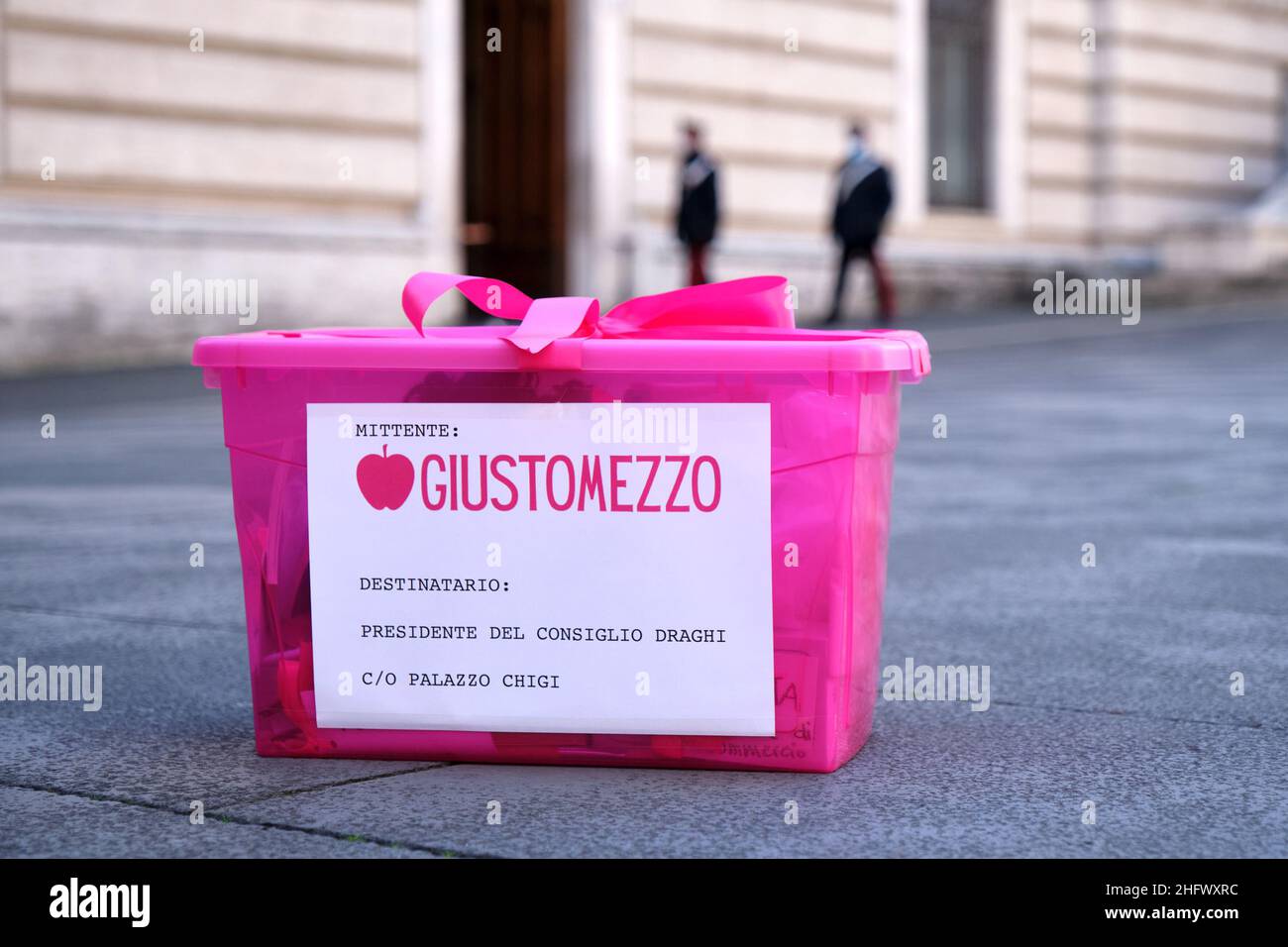 Mauro Scrobogna /LaPresse 18 marzo 2021&#xa0; Roma, Italia Politica Palazzo Chigi - Governo - protesta #restitutuiscoilpacco nella foto: Una delegazione di attivisti del movimento femminile giusto mezzo dà al primo Ministro Mario Draghi una scatola con strumenti di lavoro per sottolineare che il blocco pandemico colpisce in modo particolare il lavoro femminile Foto Stock