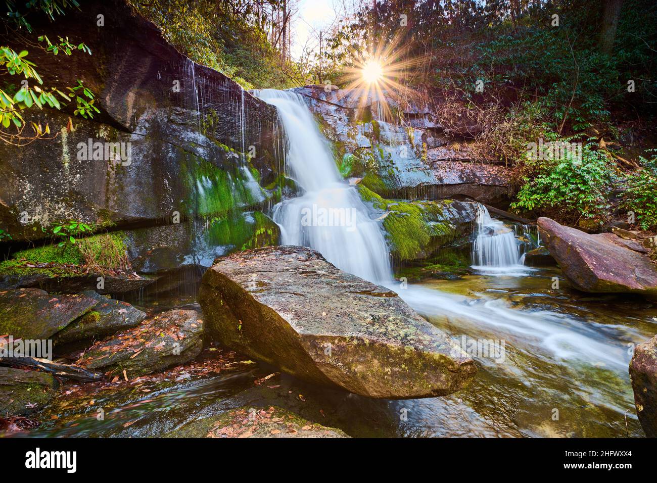 Sole che sorge sulle Cascate di Cedar Rock nella Pisgah National Forest, vicino a Brevard, North Carolina. Foto Stock