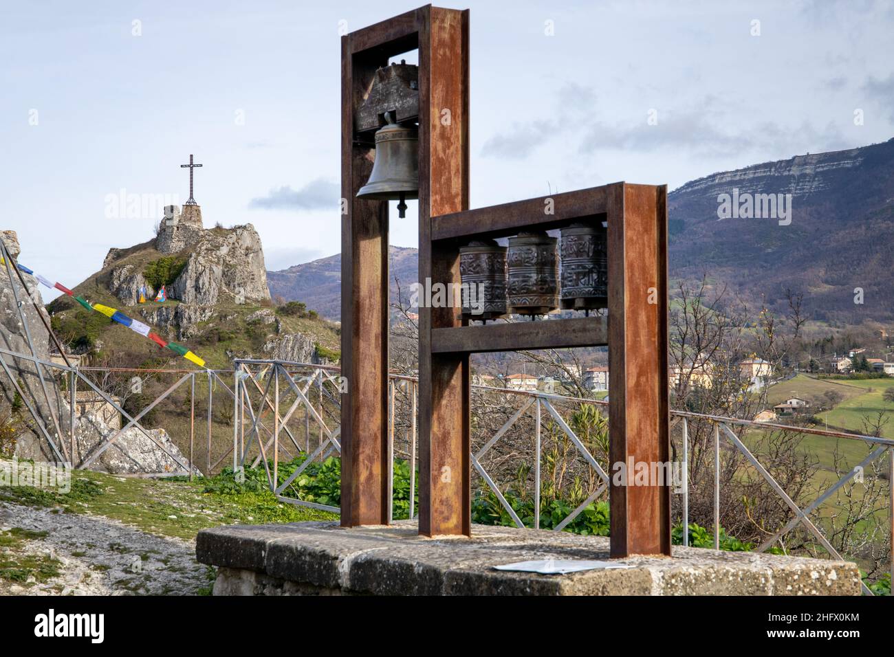 Italia:nell'antico borgo di Pennabilli suona una campana tibetana per l'Unione di due religioni (accanto alla campana ci sono tre mulini di preghiera tibetani) Foto Stock