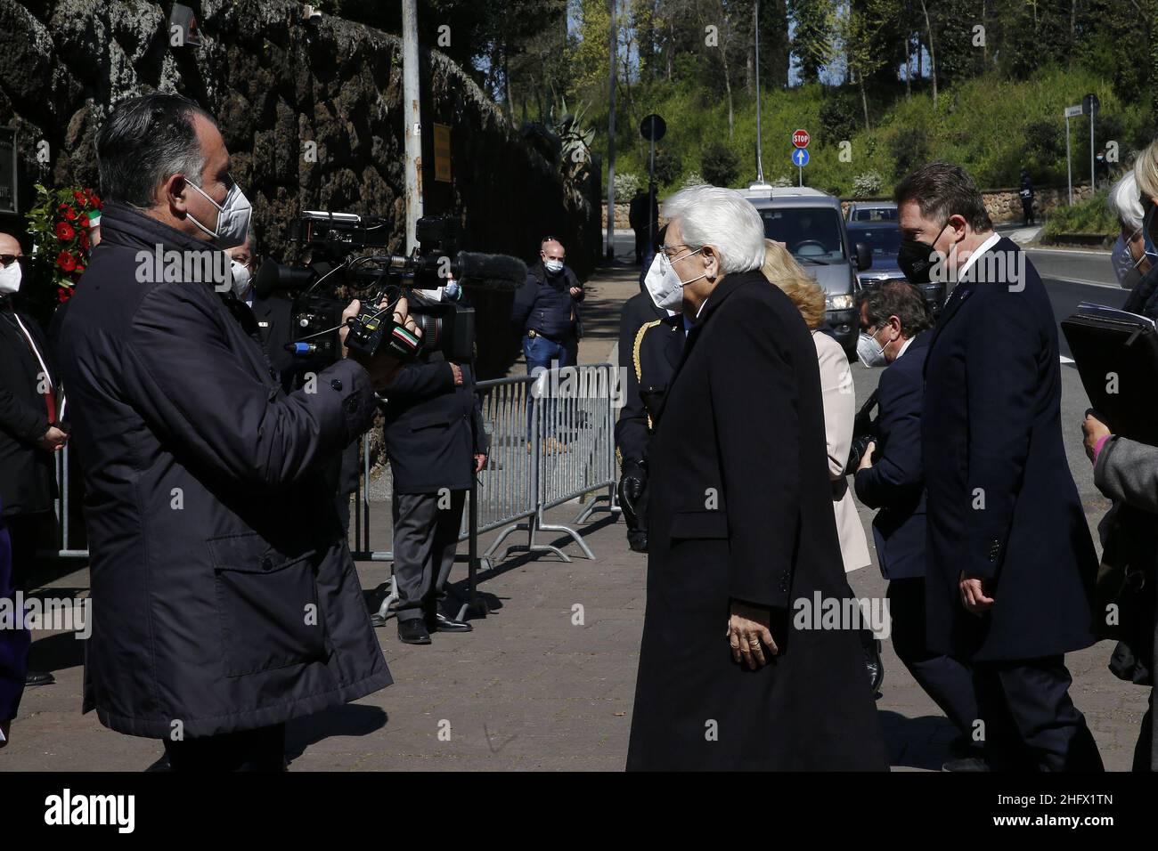 Cecilia Fabiano/LaPresse Marzo 24 , 2021 Roma (Italia) Politica Roma segna il 77th° anniversario del massacro di fosse Ardeatina nella Pic: il presidente Sergio Mattarella rende omaggio al Memoriale di fosse Ardeatina Foto Stock