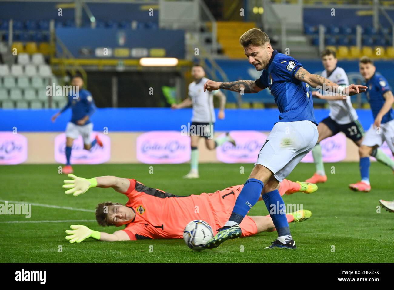 Massimo Paolone/LaPresse 25 marzo 2021 Parma, Italia sport soccer Italia vs Irlanda del Nord - Qualifiche europee FIFA World Cup Qatar 2022 - Ennio Tardini Stadium nella foto: Ciro immobile (Italia) compete per la palla con Bailey Peacock Farrell (Irlanda del Nord) Foto Stock