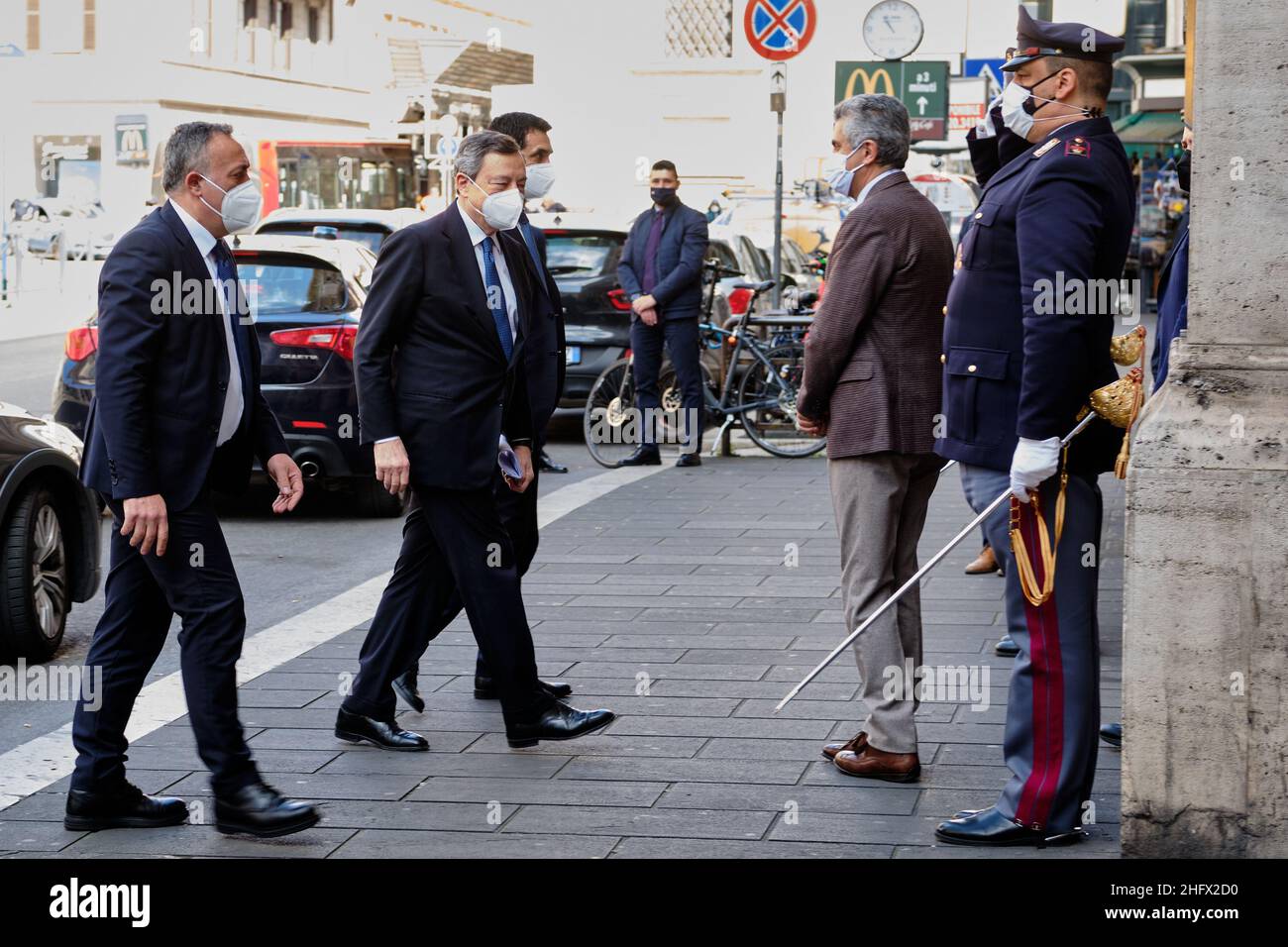 Mauro Scrobogna /LaPresse 26 marzo 2021&#xa0; Roma, Italia Politica Palazzo Chigi - Governo del Consiglio d'Europa nella foto: Il primo Ministro Mario Draghi va nella sala polivalente per la conferenza stampa sul Consiglio d'Europa Foto Stock