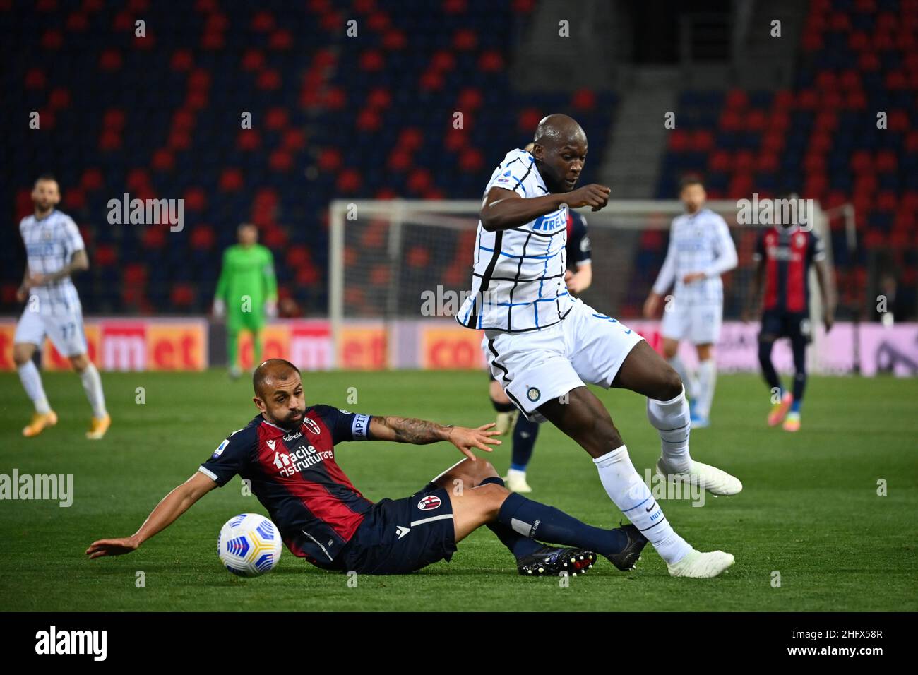 Massimo Paolone/LaPresse 3 aprile 2021 Bologna, Italia sport soccer Bologna vs Inter - Campionato Italiano Calcio League A TIM 2020/2021 - Stadio Renato Dall'Ara nella foto: Romelu Lukaku (FC Internazionale Milano) compete per la palla con Larangeira Danilo (Bologna F.C.) Foto Stock