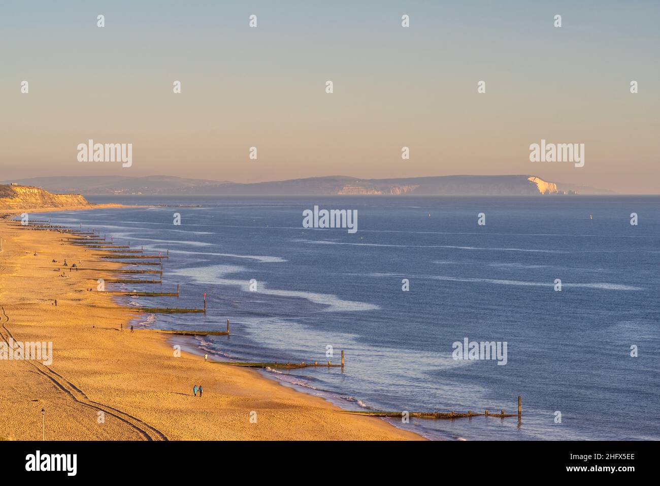 Vista mare dalla passeggiata dei pescatori di Boscombe verso Southbourne e l'isola di Wight in una giornata limpida inverno 2022, Bournemouth, Dorset, Inghilterra, Regno Unito Foto Stock