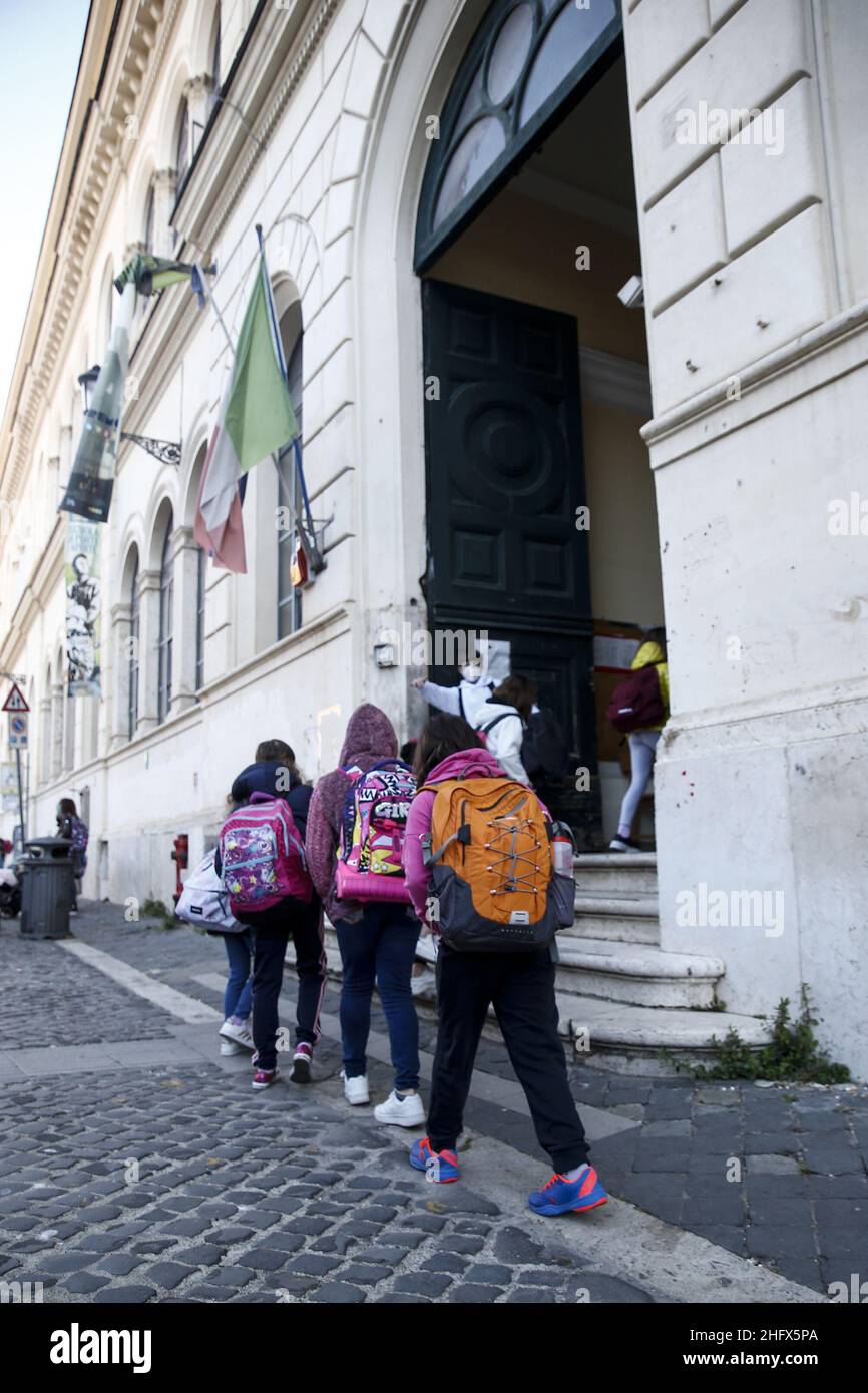 Foto Cecilia Fabiano/ LaPresse 07 Aprile 2021 Roma (Italia) Cronaca : Riapertura scuole dopo Pasqua nella foto : l&#x2019;entrata a scaglioni in una scuola del centro Aprile 07, 2021 Roma (Italia) News : riapertura della scuola nel Pic : l'ingresso in una scuola Foto Stock