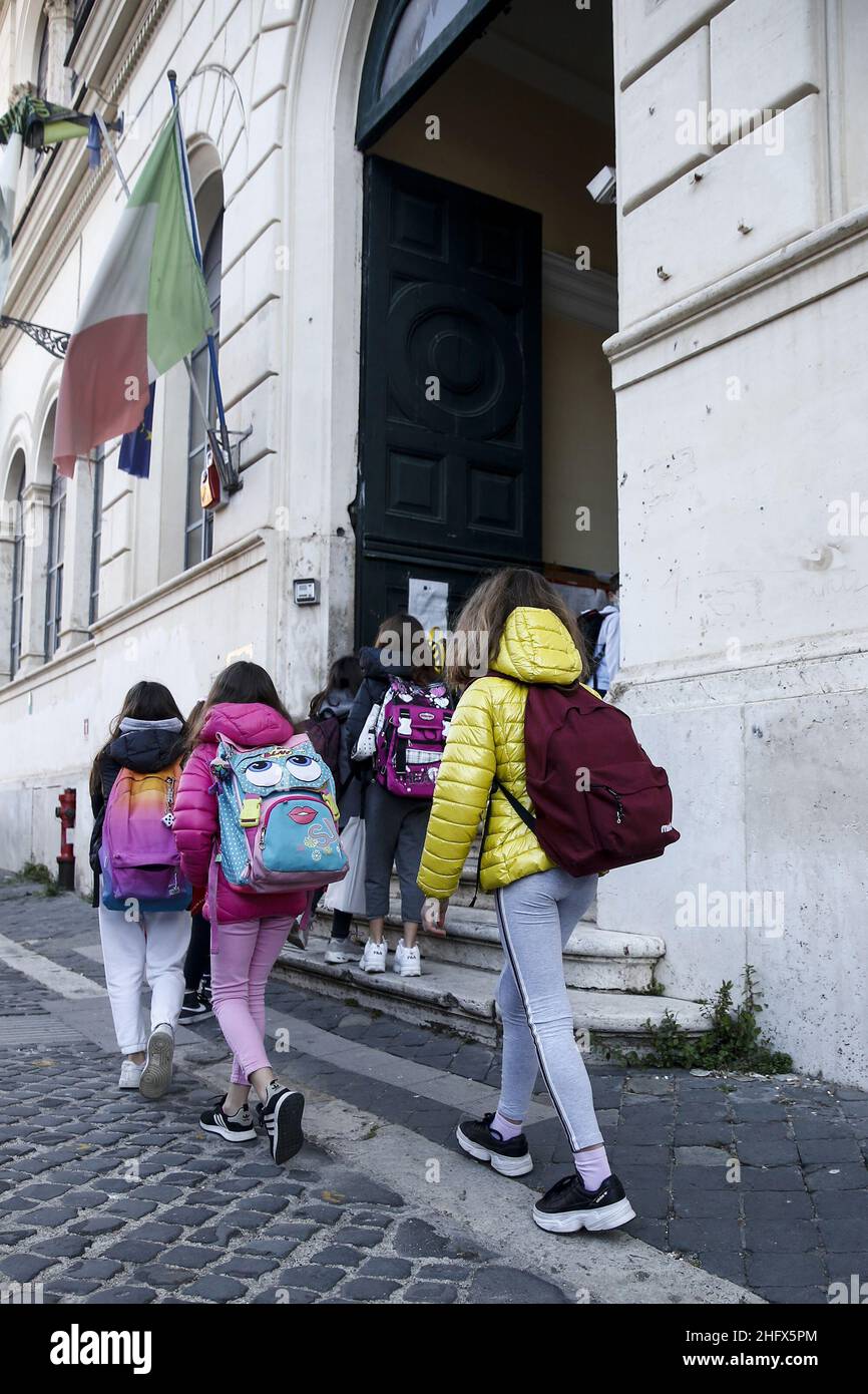 Foto Cecilia Fabiano/ LaPresse 07 Aprile 2021 Roma (Italia) Cronaca : Riapertura scuole dopo Pasqua nella foto : l&#x2019;entrata a scaglioni in una scuola del centro Aprile 07, 2021 Roma (Italia) News : riapertura della scuola nel Pic : l'ingresso in una scuola Foto Stock