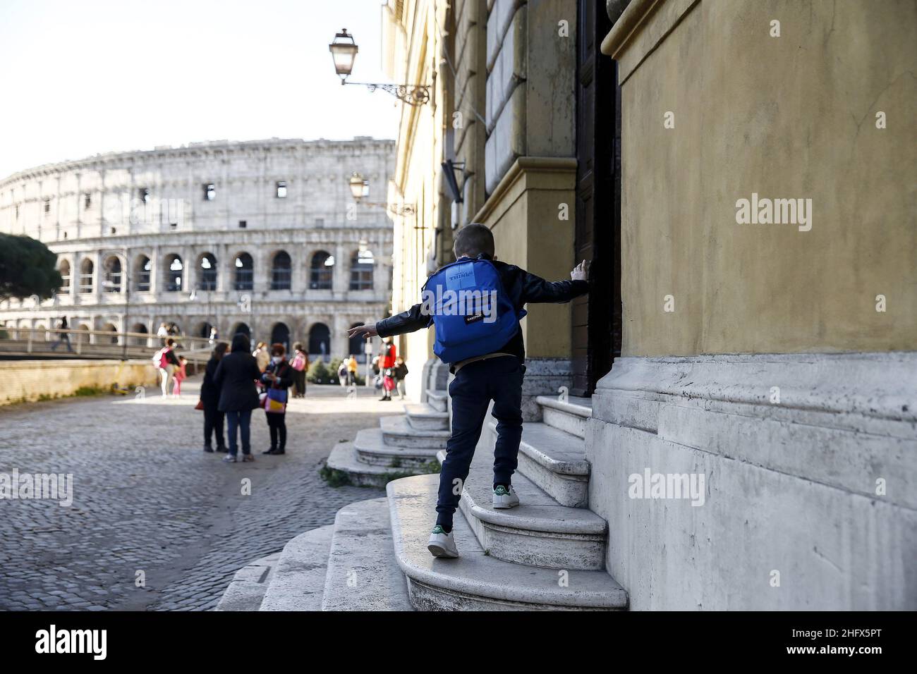 Foto Cecilia Fabiano/ LaPresse 07 Aprile 2021 Roma (Italia) Cronaca : Riapertura scuole dopo Pasqua nella foto : l&#x2019;entrata a scaglioni in una scuola del centro Aprile 07, 2021 Roma (Italia) News : riapertura della scuola nel Pic : l'ingresso in una scuola Foto Stock