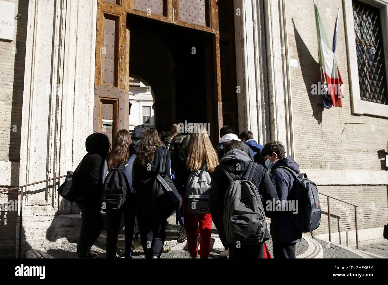 Foto Cecilia Fabiano/ LaPresse 07 Aprile 2021 Roma (Italia) Cronaca : Riapertura scuole dopo Pasqua nella foto : l&#x2019;entrata del liceo Ennio Quirino Visconti 07 Aprile 2021 Roma (Italia) News : riapertura della scuola nel Pic : l'ingresso al liceo Ennio Quirino Visconti Foto Stock