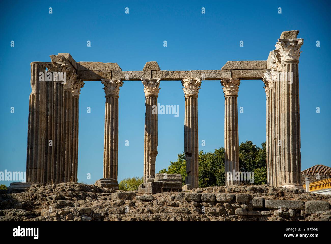 Il Templo de Diana o Templo Romana sul Largo do Conde de Vila Flor nella città vecchia di Evora in Alentejo in Portogallo. Portogallo, Evora, O. Foto Stock