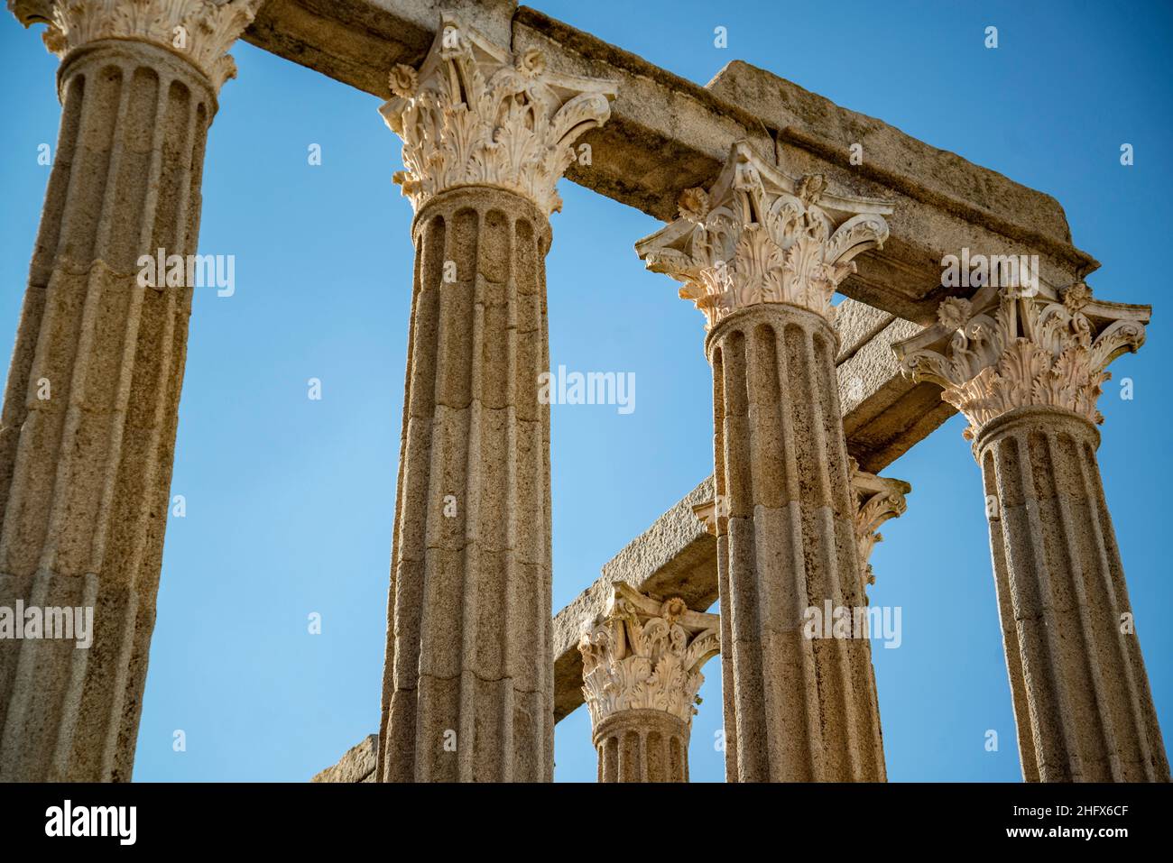 Il Templo de Diana o Templo Romana sul Largo do Conde de Vila Flor nella città vecchia di Evora in Alentejo in Portogallo. Portogallo, Evora, O. Foto Stock