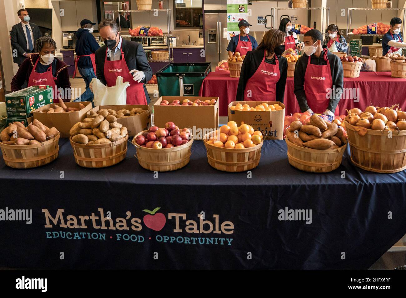 Il Vice Presidente degli Stati Uniti Kamala Harris e suo marito secondo Gentleman Douglas Emhoff, partecipano ad un evento di servizio comunitario a Martha's Kitchen a Washington, DC lunedì 17 gennaio 2022. Credit: Ken Cedeno/Pool via CNP /MediaPunch Foto Stock