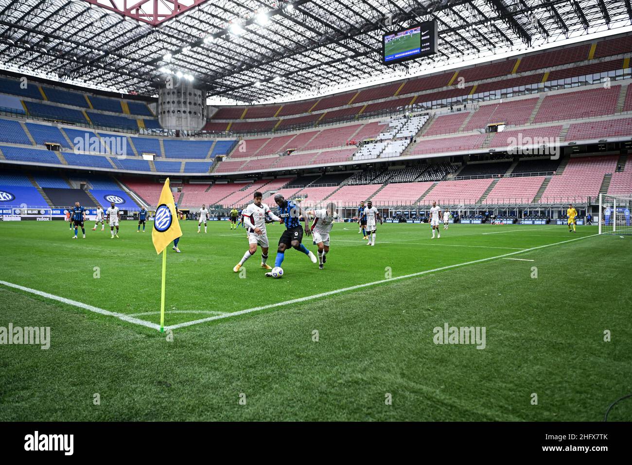 Foto Piero Crociatti / LaPresse 11/04/21 - Milano, Italia Sport, Calcio Inter vs Cagliari - Campionato italiano di calcio Serie A TIM 2020-2021 - Stadio San Siro nella foto: Giovanni Simeone Romelu Lukaku, Andrea Carboni Foto Piero Crociatti / LaPresse 11/04/21 - Milano, Italia Sport, Calcio Inter vs Cagliari - Serie A TIM Campionato Italiano di Calcio 2020-2021 - Stadio San Siro nella foto: Giovanni Simeone Romelu Lukaku, Andrea Carboni Foto Stock