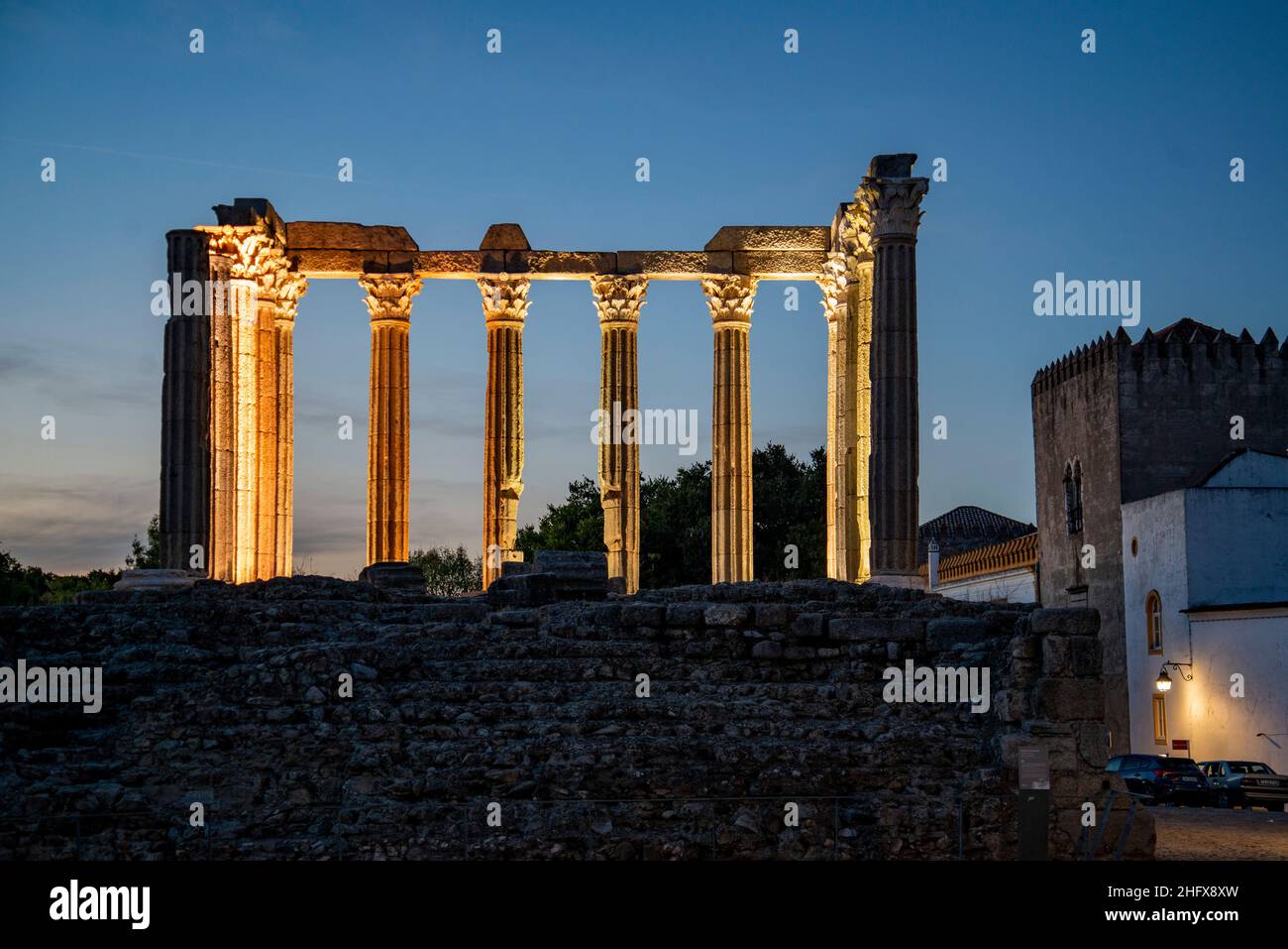 Il Templo de Diana o Templo Romana sul Largo do Conde de Vila Flor nella città vecchia di Evora in Alentejo in Portogallo. Portogallo, Evora, O. Foto Stock